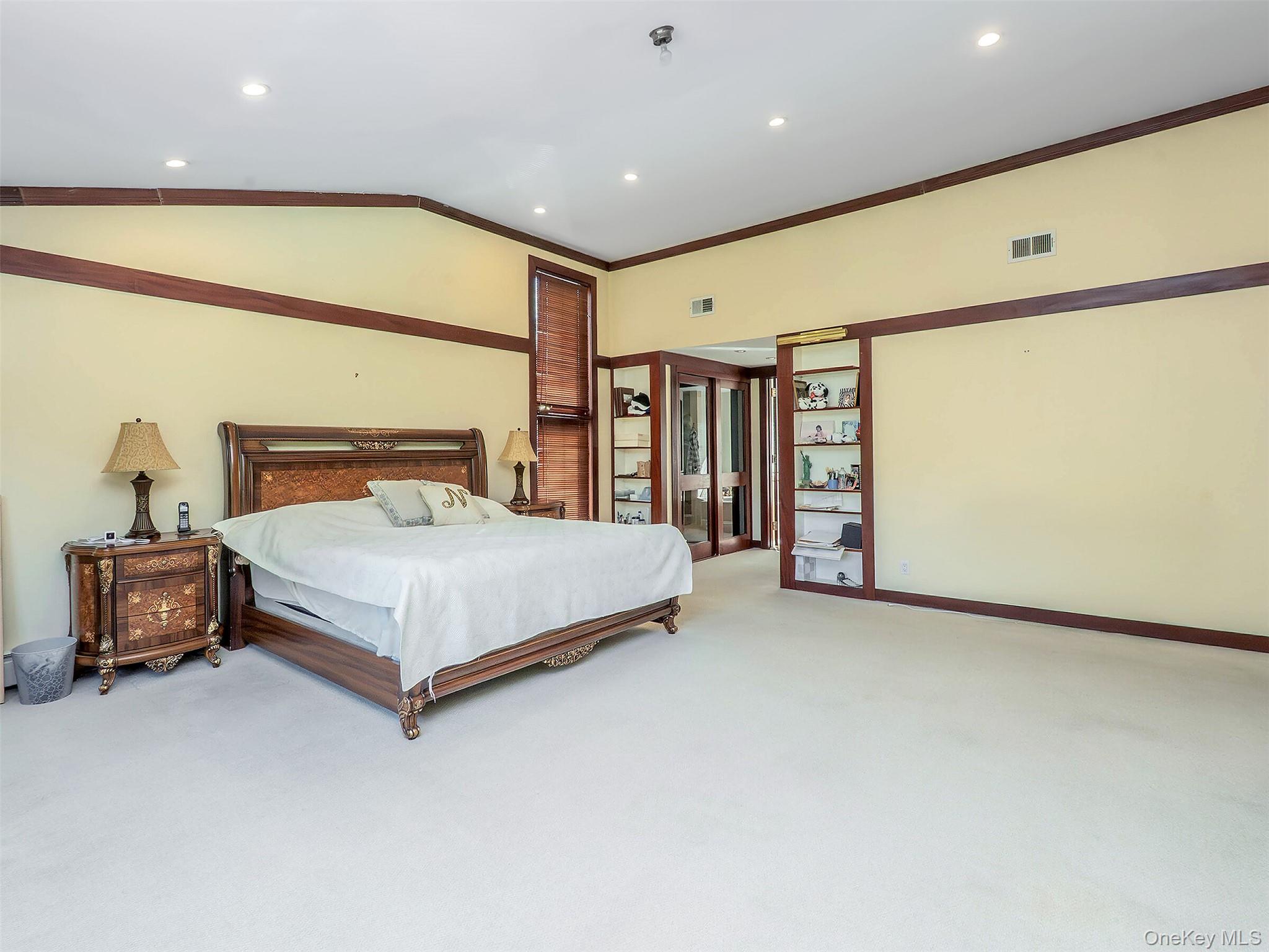 32 Carriage Road, Great Neck, NY 11024