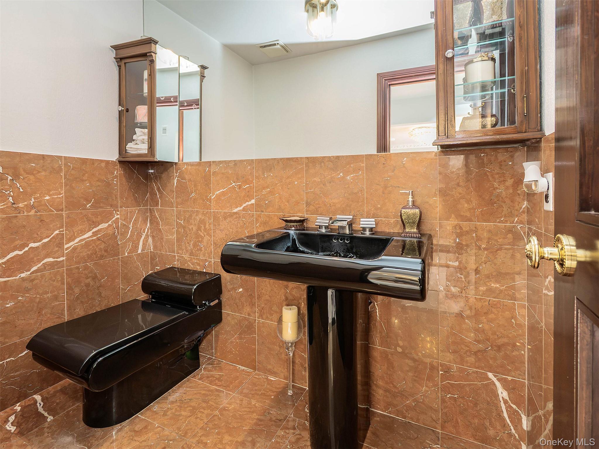 32 Carriage Road, Great Neck, NY 11024