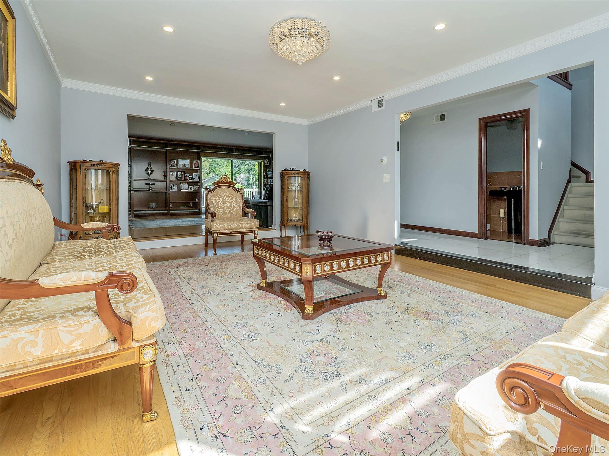 32 Carriage Road, Great Neck, NY 11024