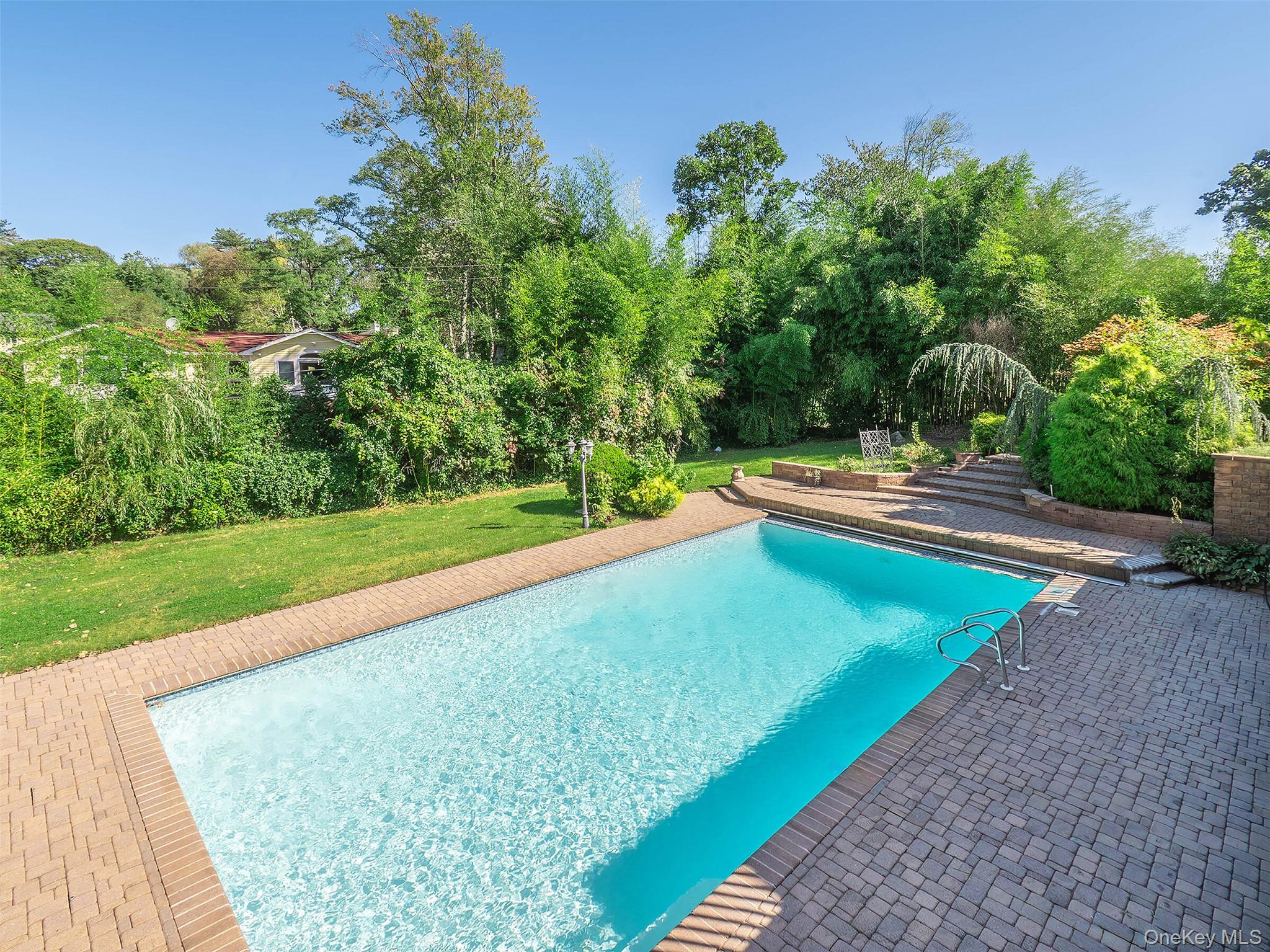 32 Carriage Road, Great Neck, NY 11024