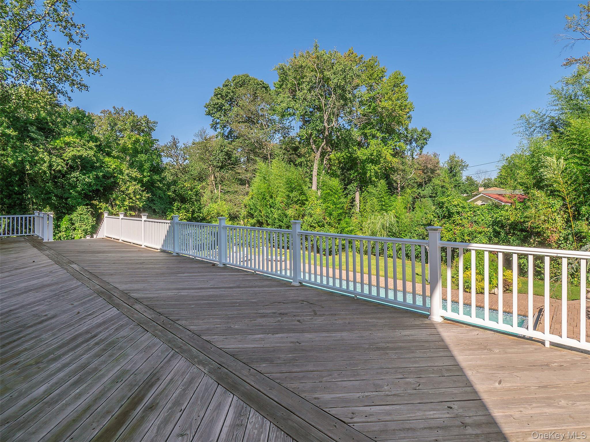 32 Carriage Road, Great Neck, NY 11024