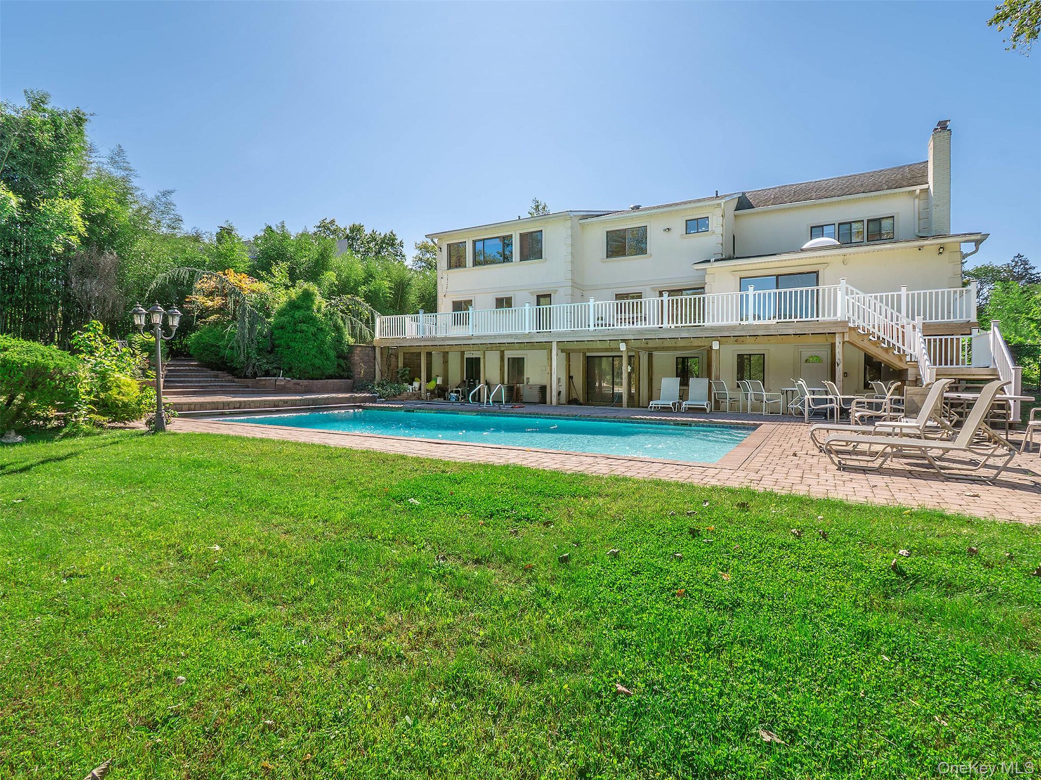 32 Carriage Road, Great Neck, NY 11024