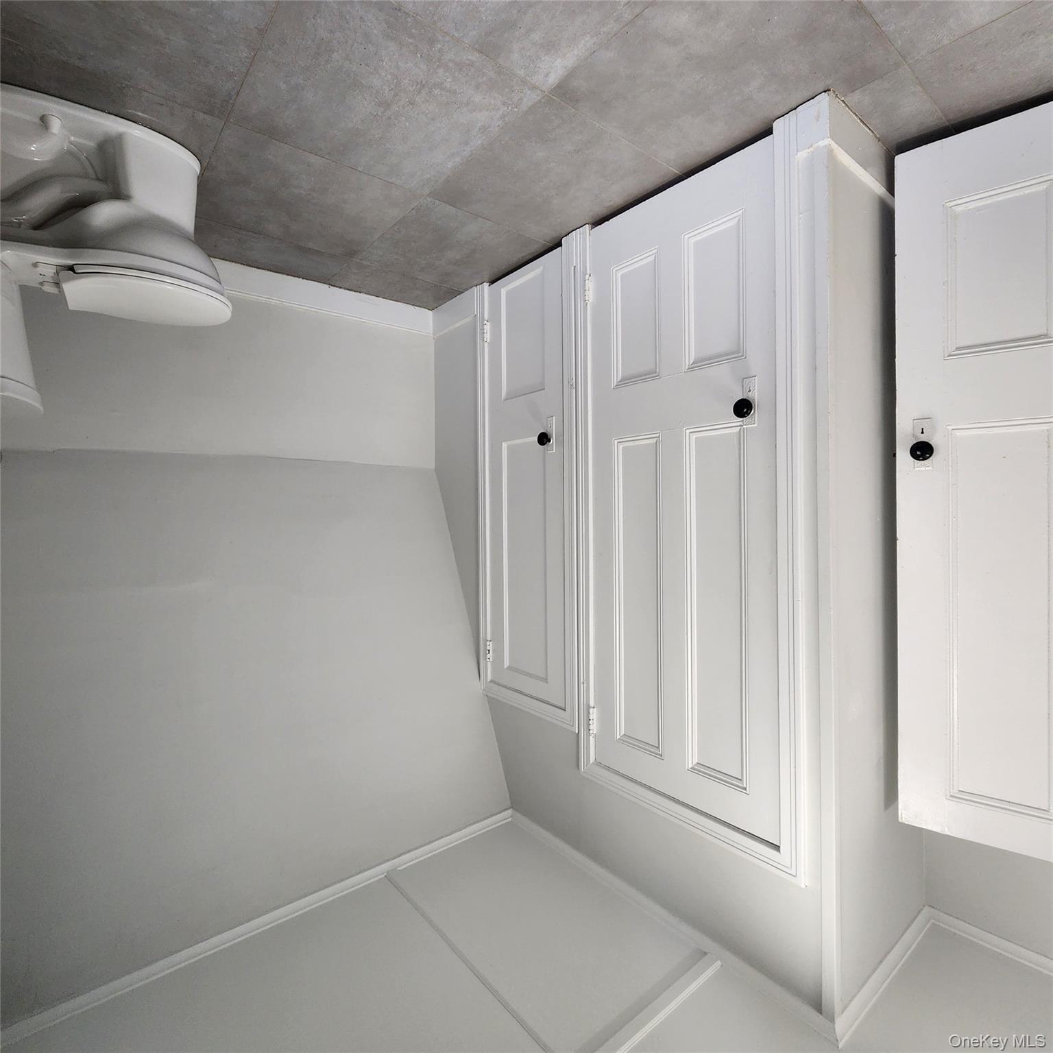 16 Circle Drive, Tuxedo Park, NY 10987