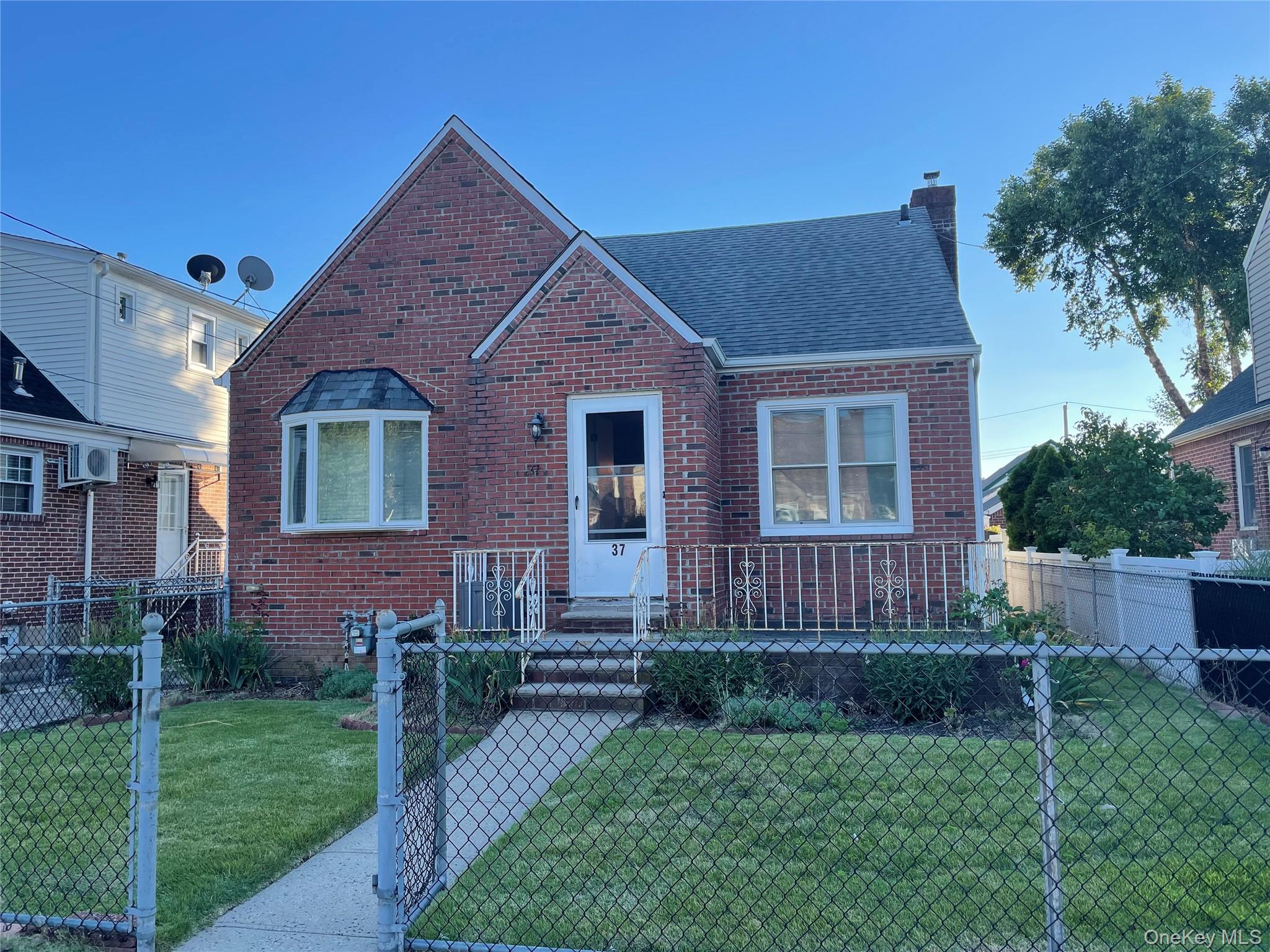 37 Stephen Avenue, New Hyde Park, NY 11040