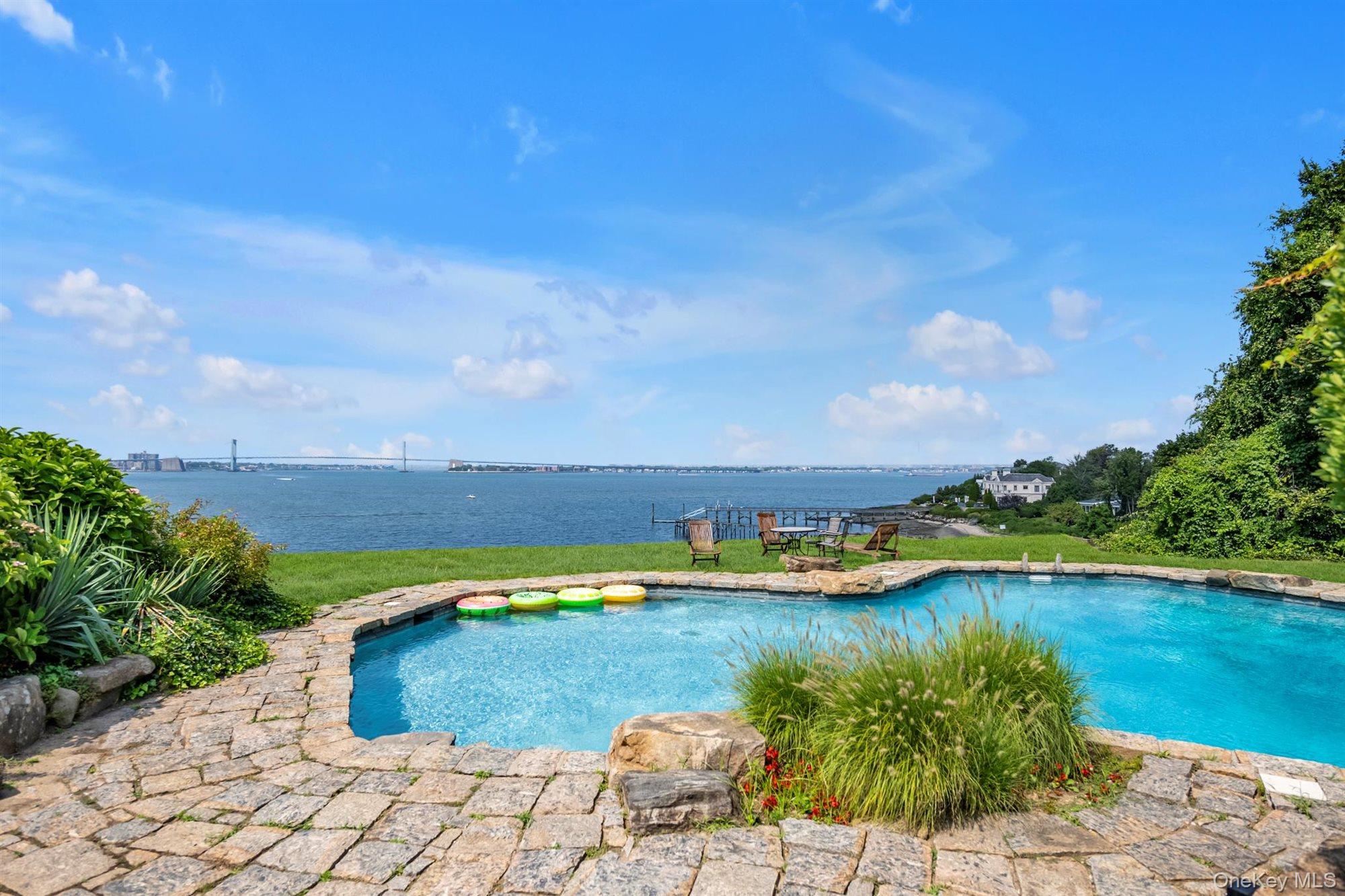 22 Martin Court, Kings Point, NY 11024