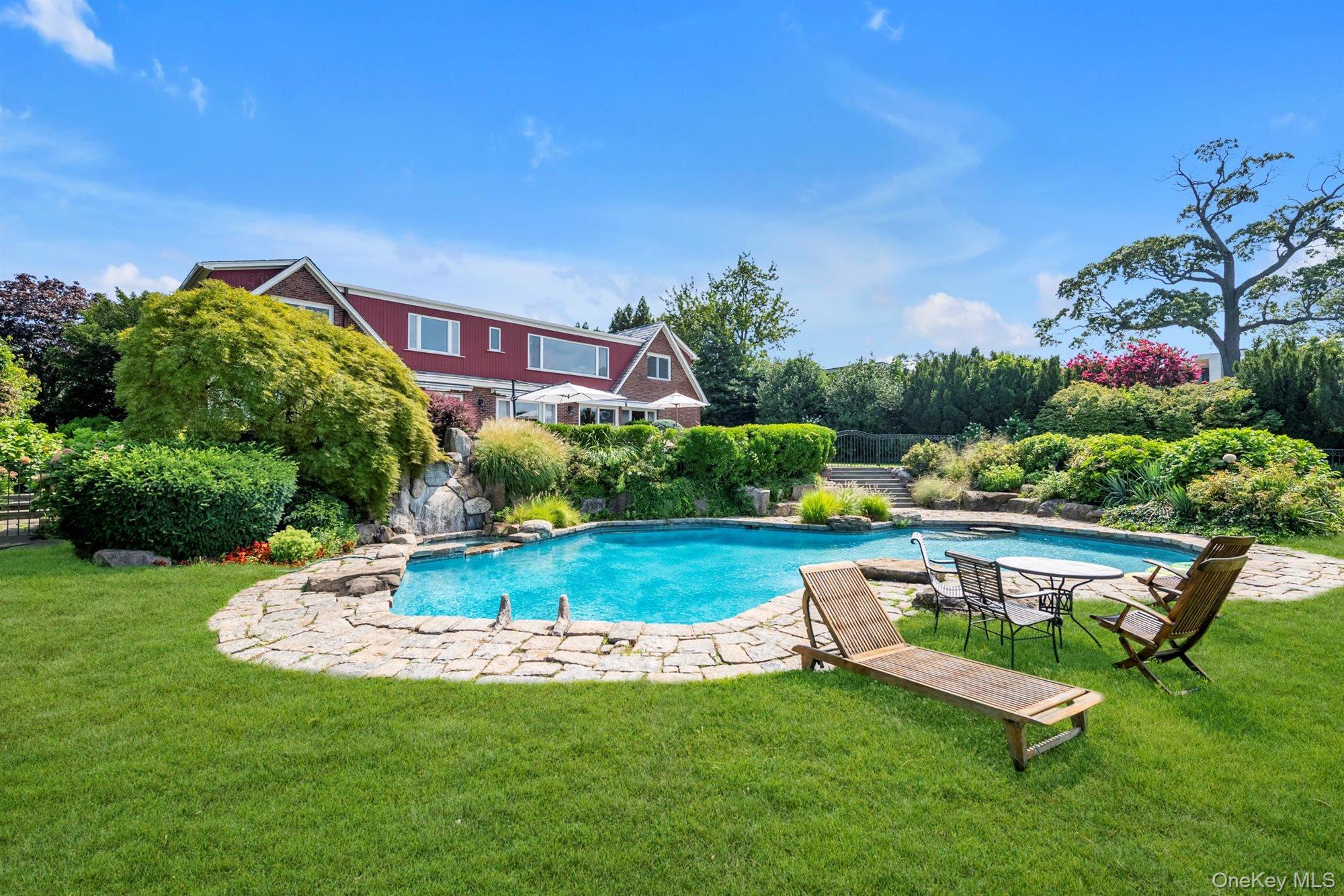 22 Martin Court, Kings Point, NY 11024