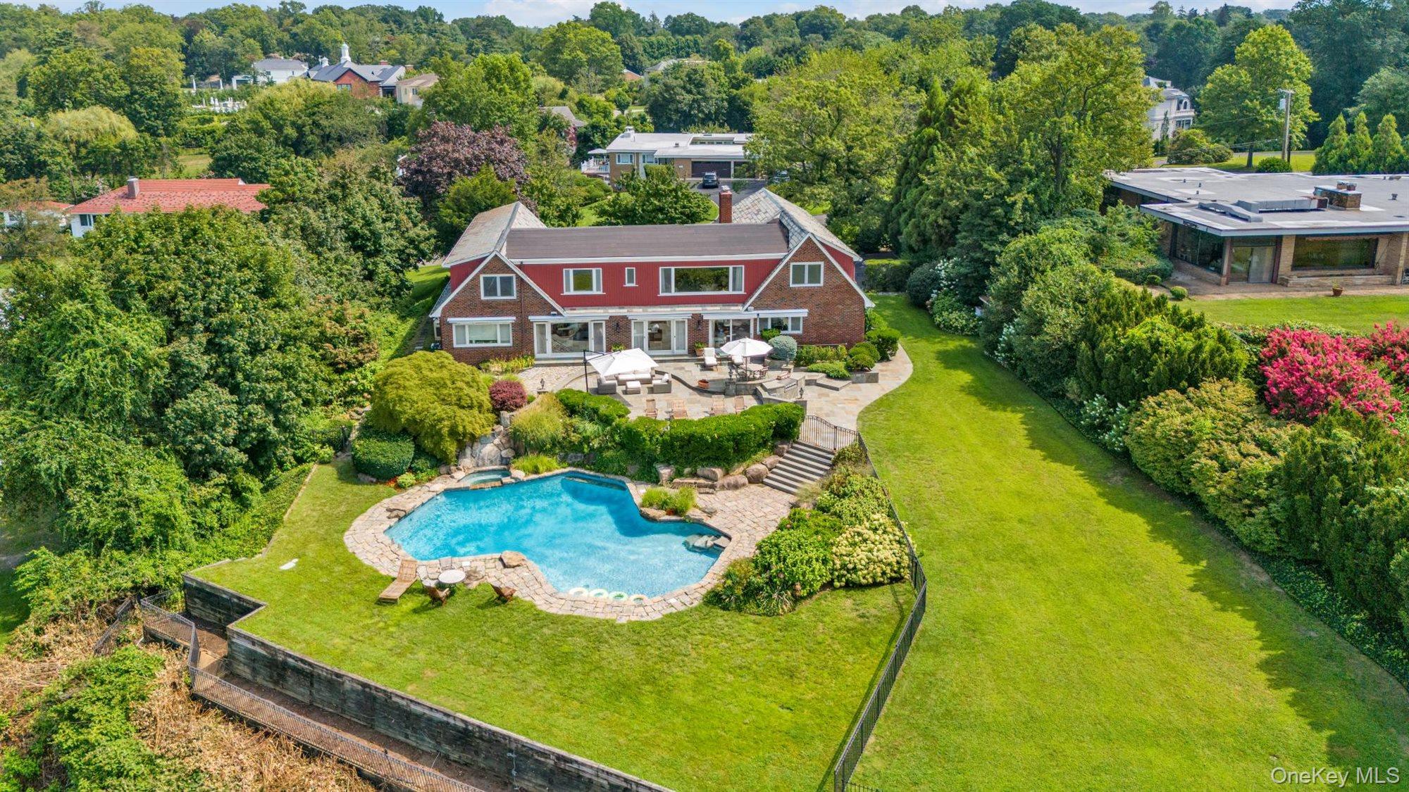 22 Martin Court, Kings Point, NY 11024