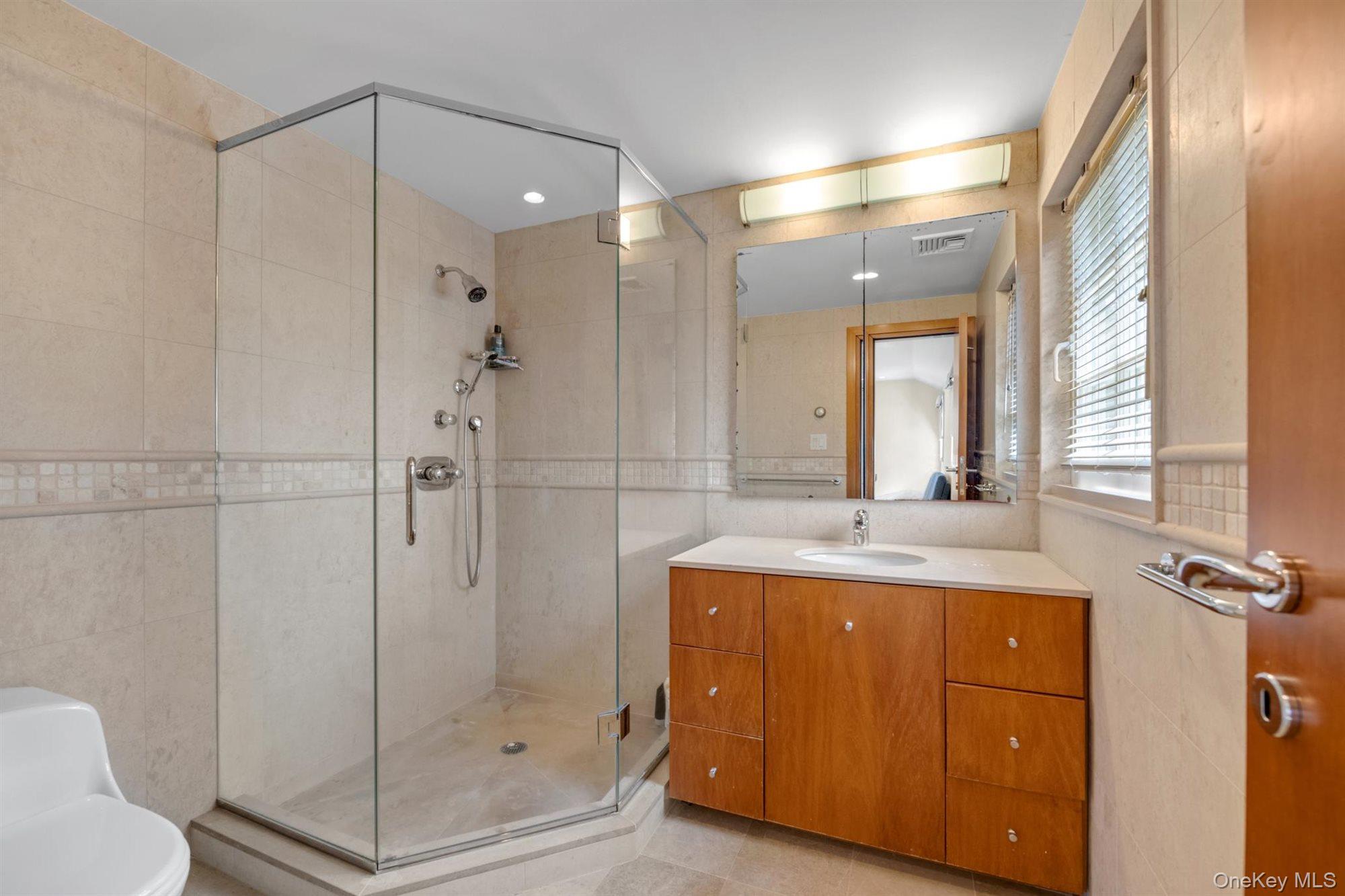 22 Martin Court, Kings Point, NY 11024