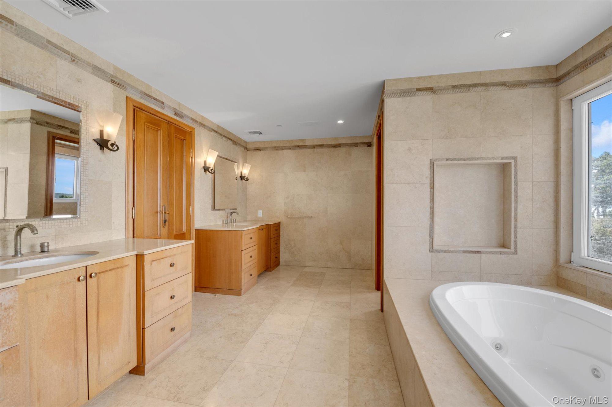 22 Martin Court, Kings Point, NY 11024