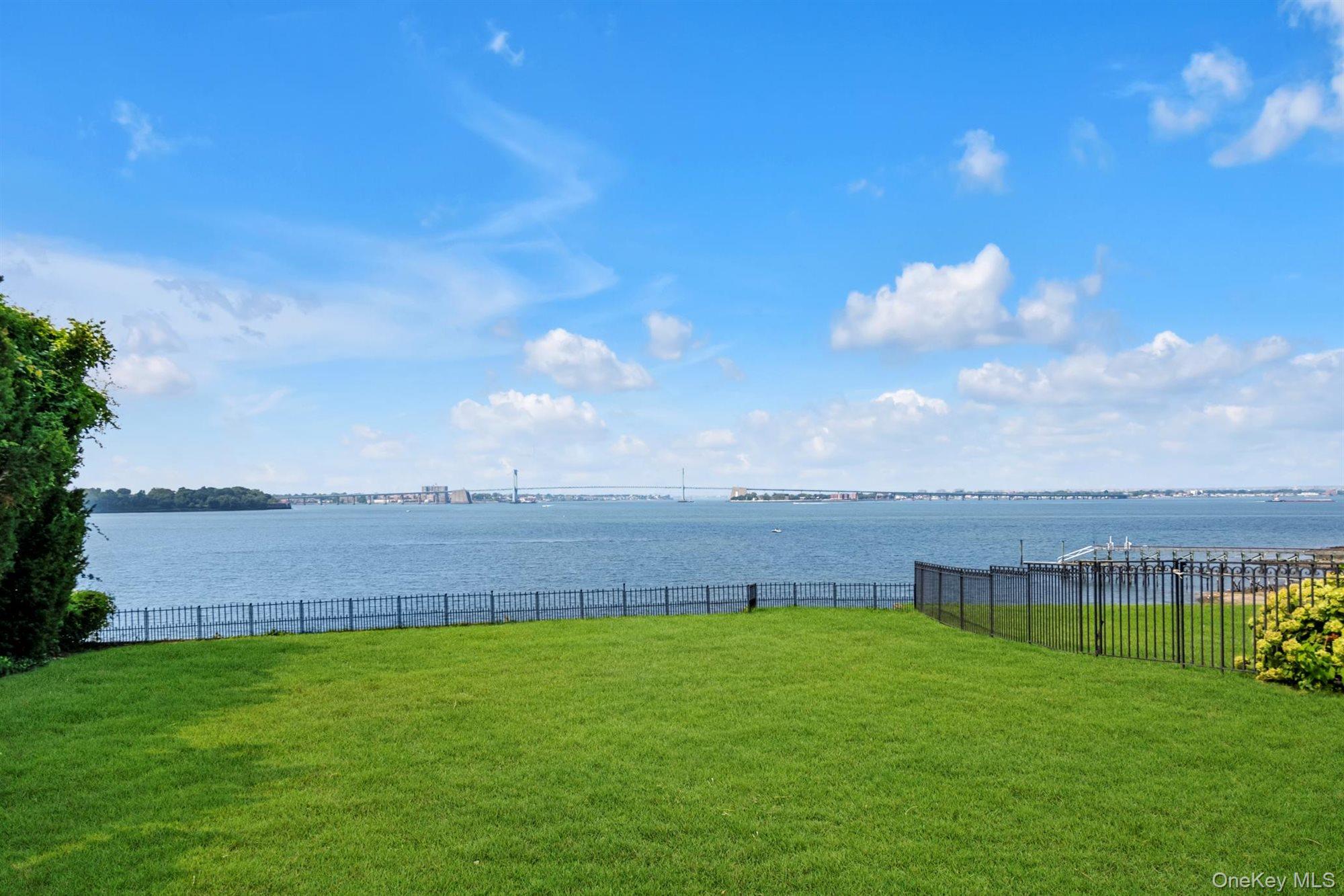 22 Martin Court, Kings Point, NY 11024