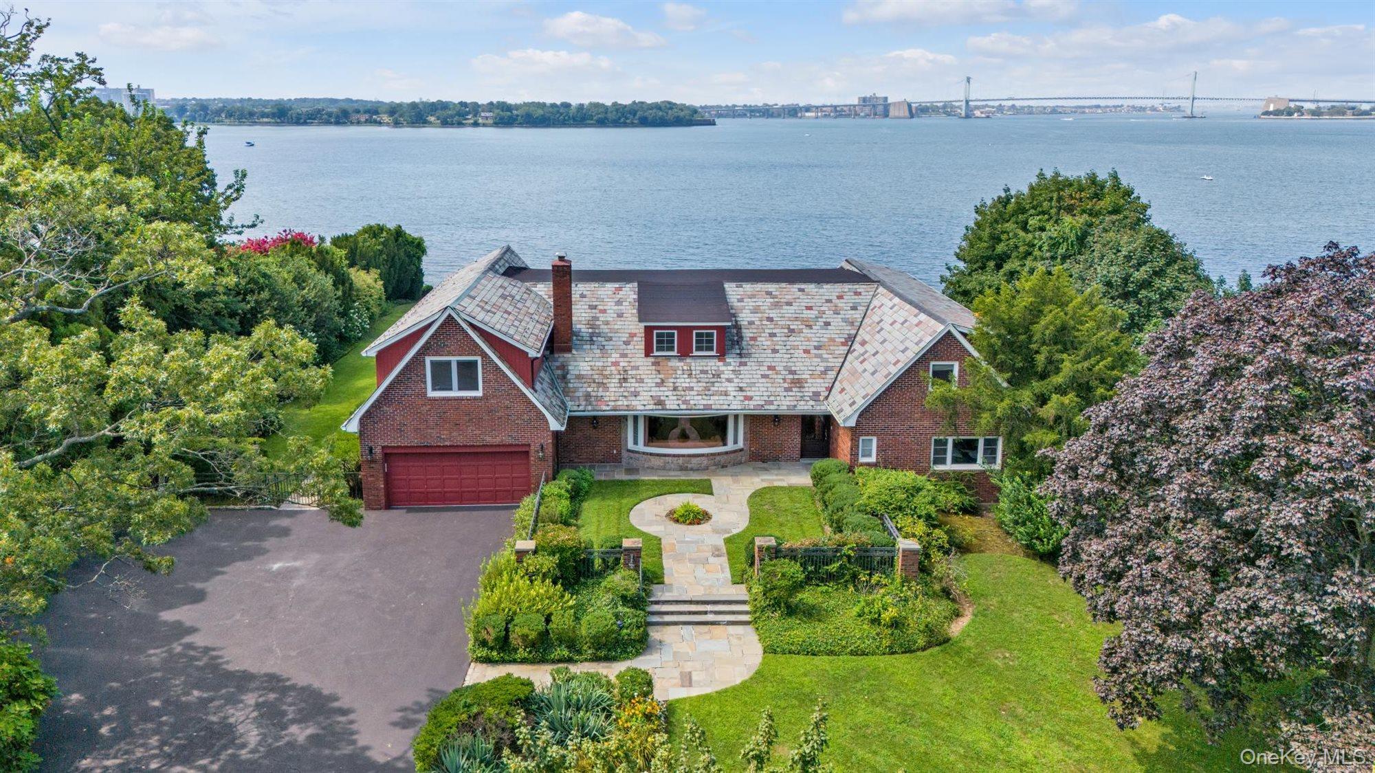 22 Martin Court, Kings Point, NY 11024