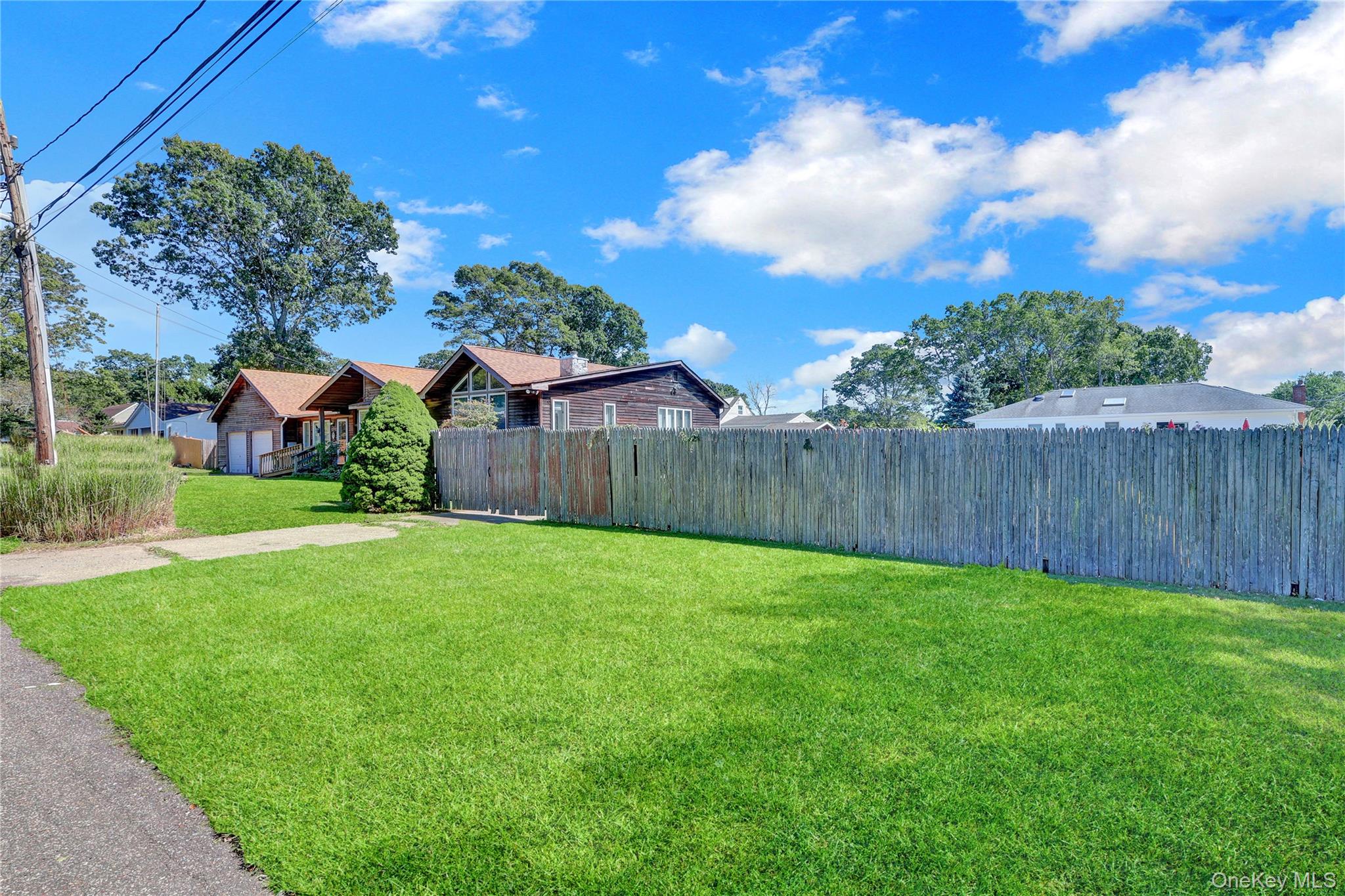 16 Flintlock Drive, Shirley, NY 11967