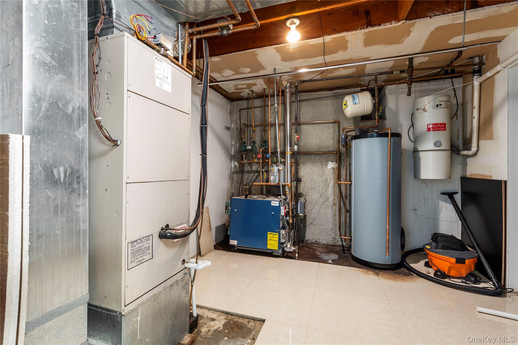 11 Manor Avenue, Roslyn Heights, NY 11577