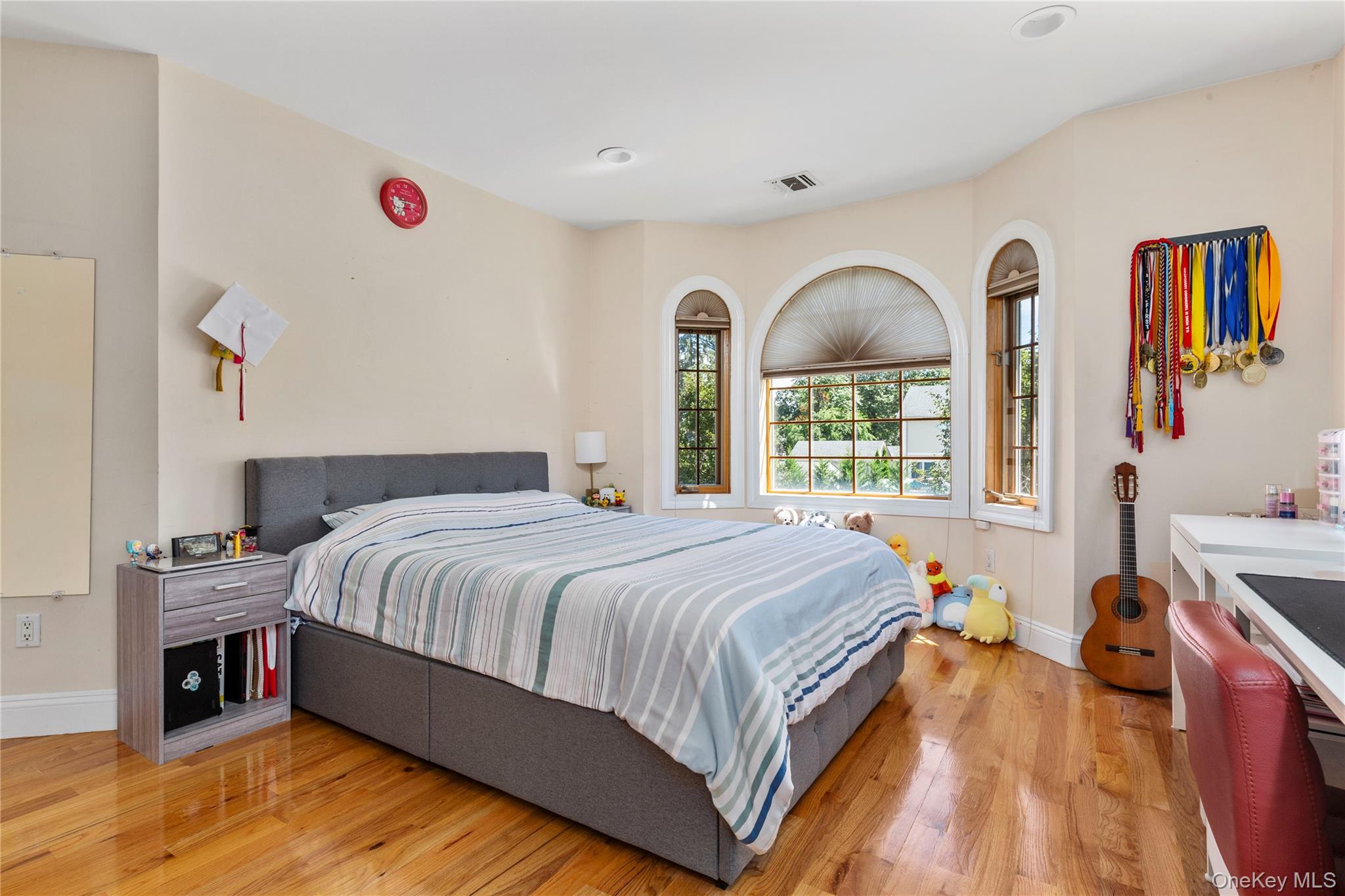 11 Manor Avenue, Roslyn Heights, NY 11577