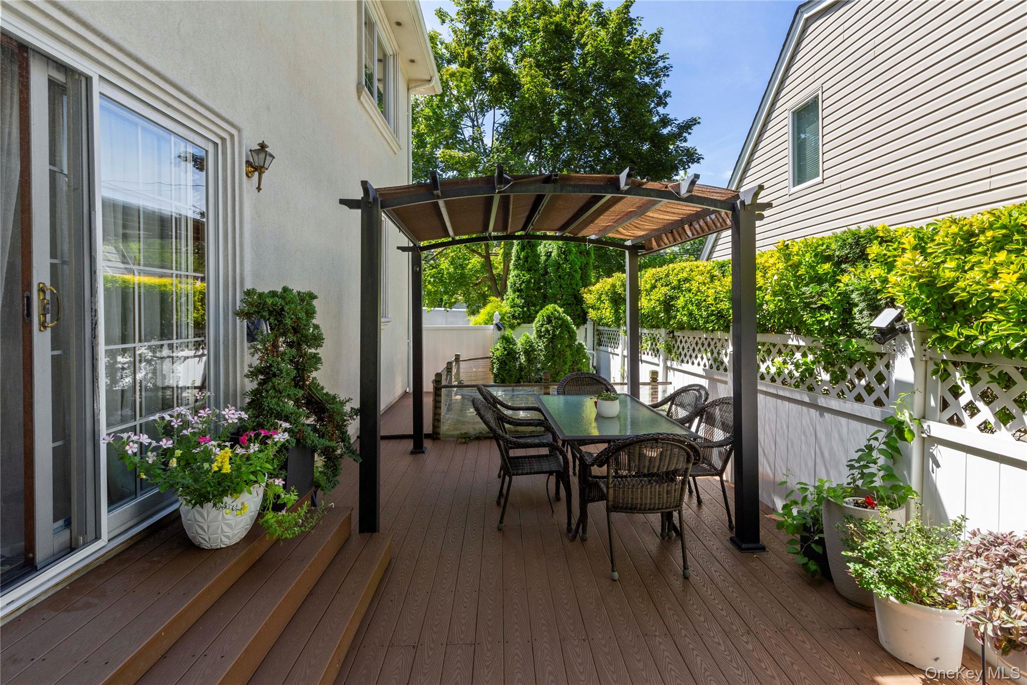 11 Manor Avenue, Roslyn Heights, NY 11577