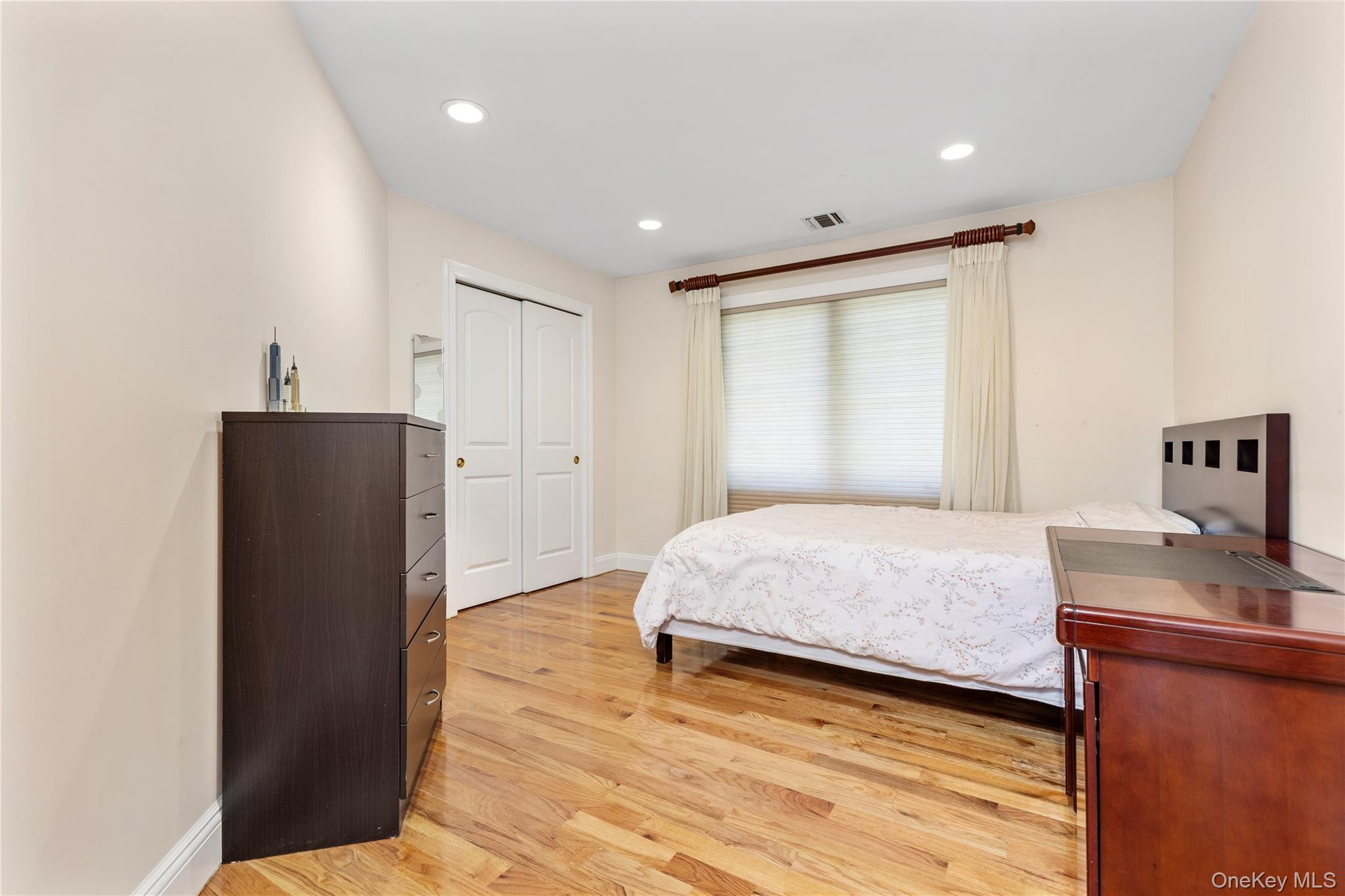 11 Manor Avenue, Roslyn Heights, NY 11577