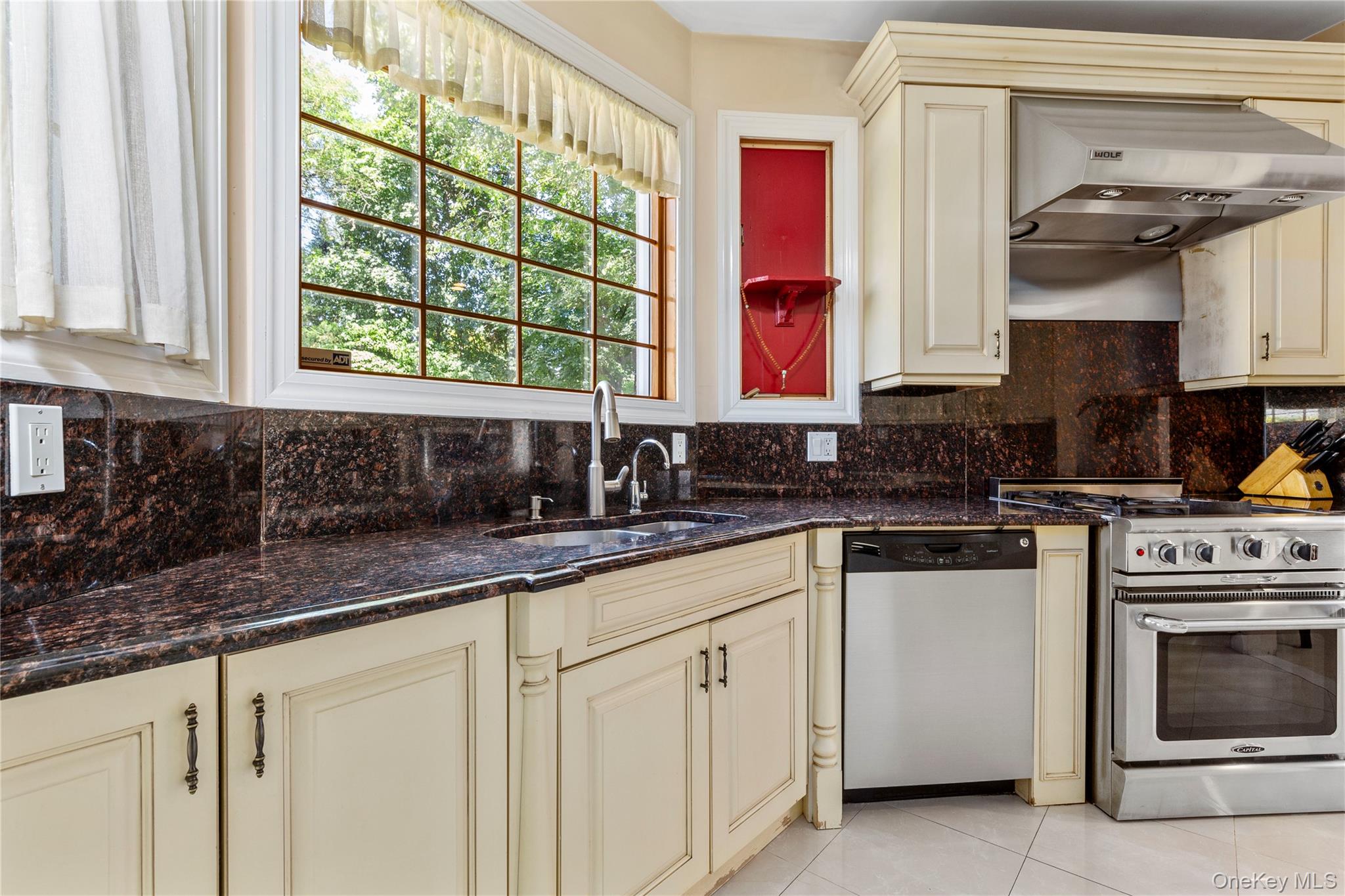 11 Manor Avenue, Roslyn Heights, NY 11577