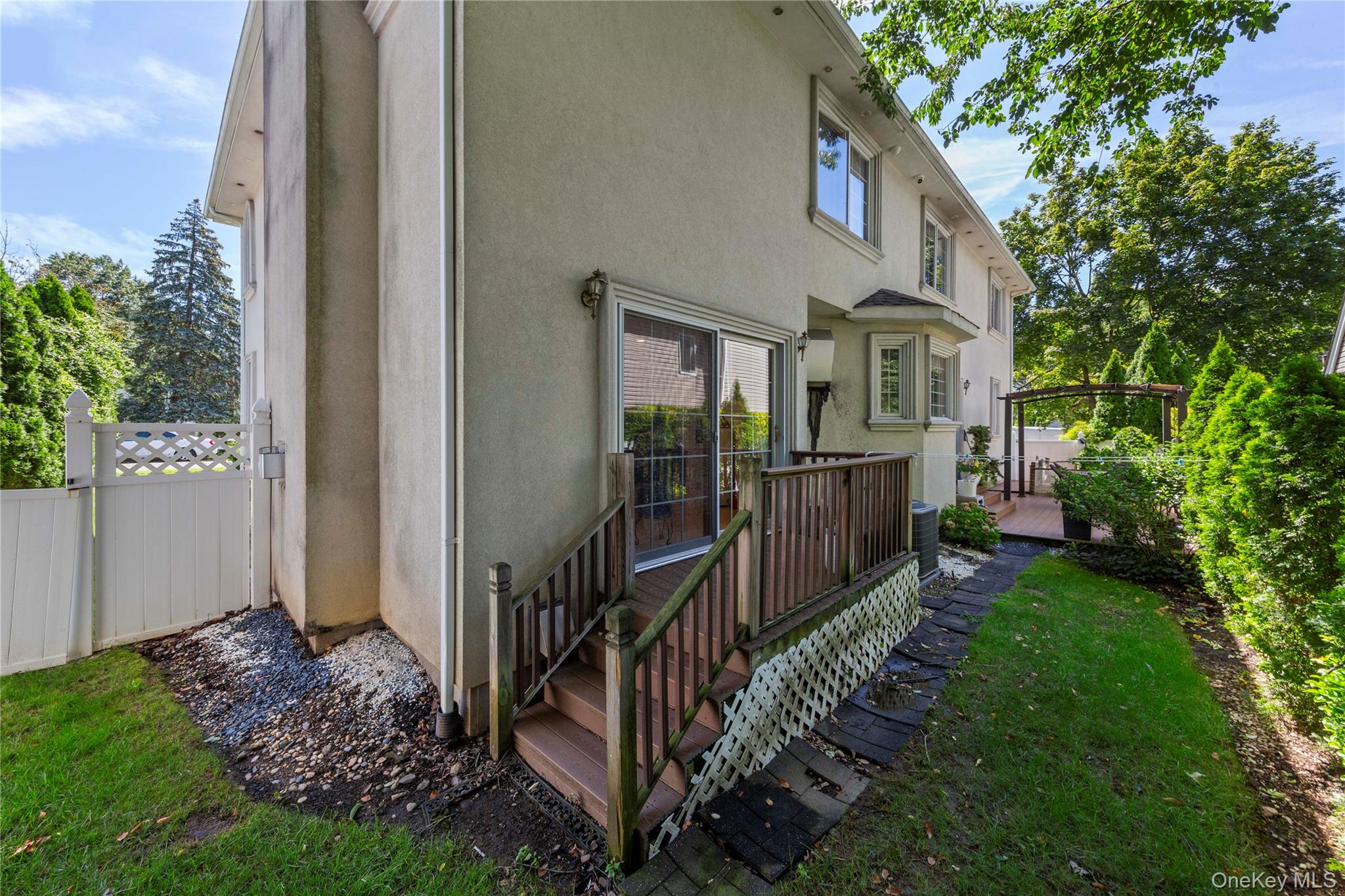 11 Manor Avenue, Roslyn Heights, NY 11577