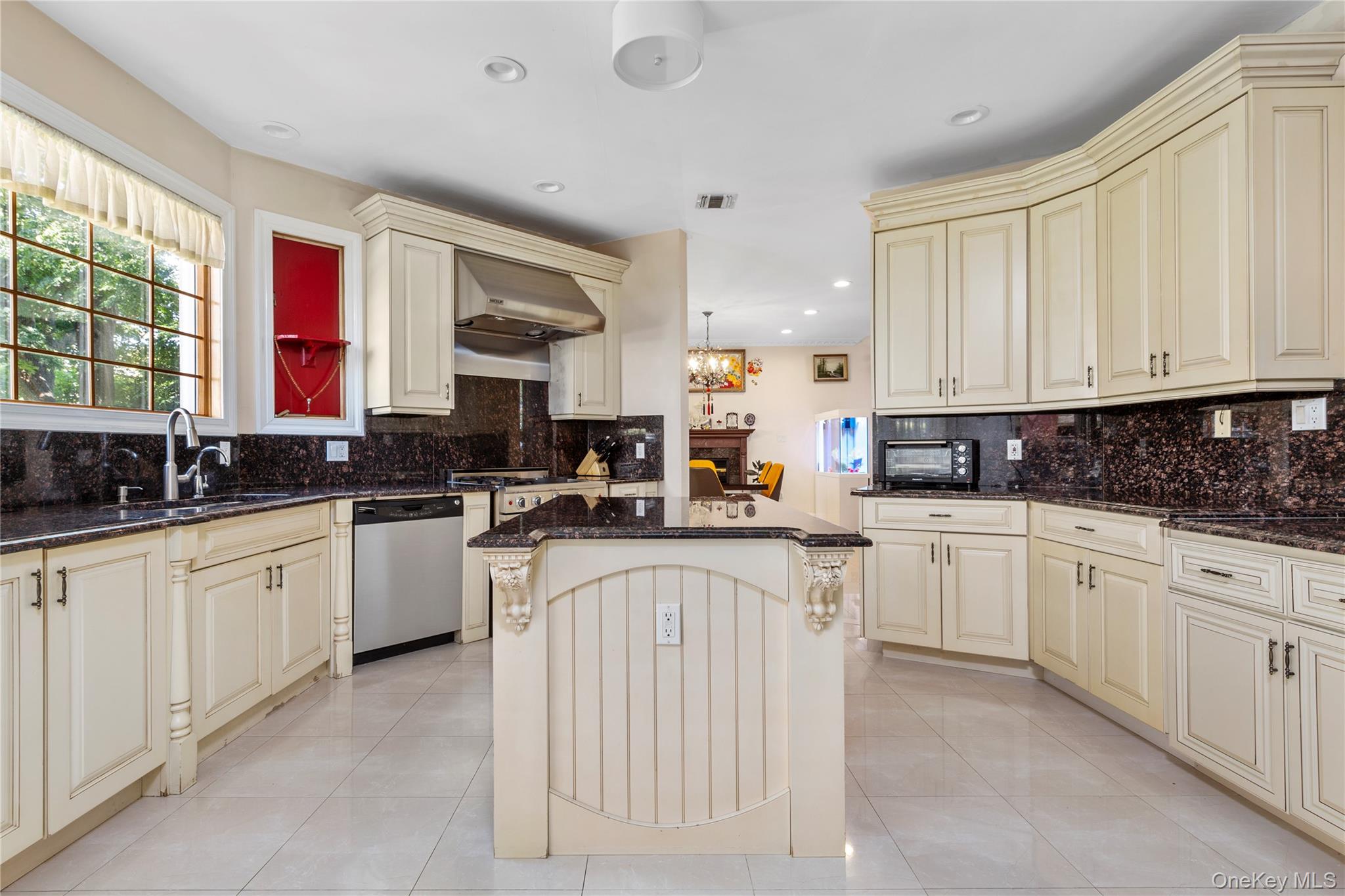 11 Manor Avenue, Roslyn Heights, NY 11577