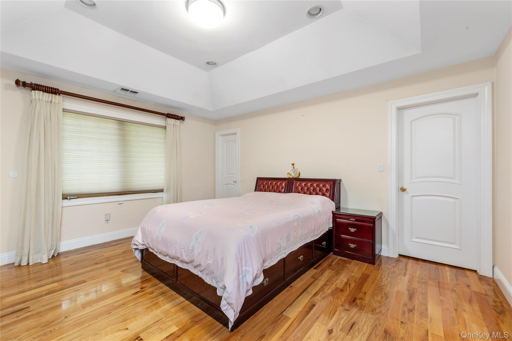 11 Manor Avenue, Roslyn Heights, NY 11577