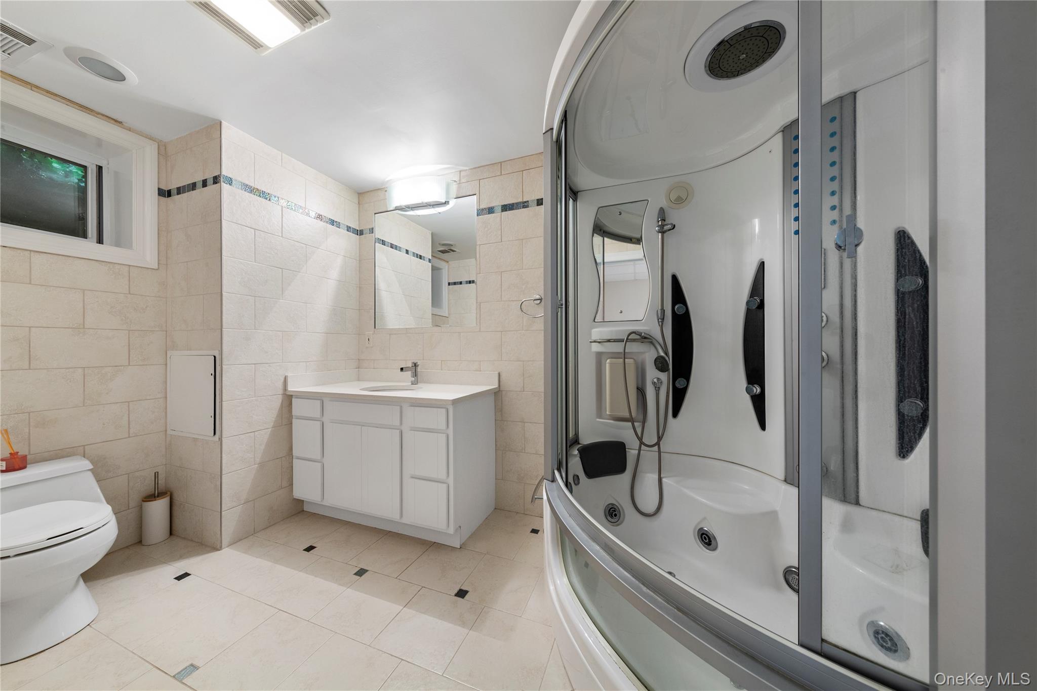 11 Manor Avenue, Roslyn Heights, NY 11577