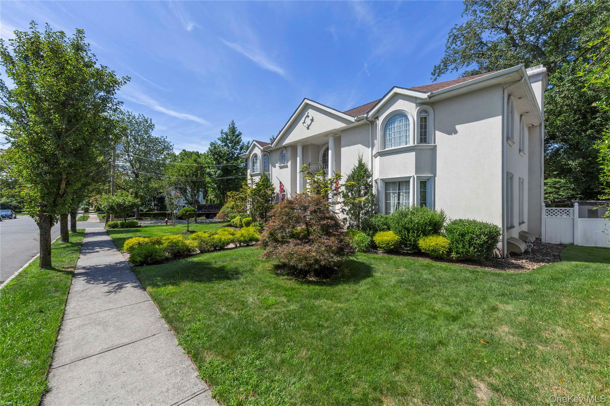 11 Manor Avenue, Roslyn Heights, NY 11577