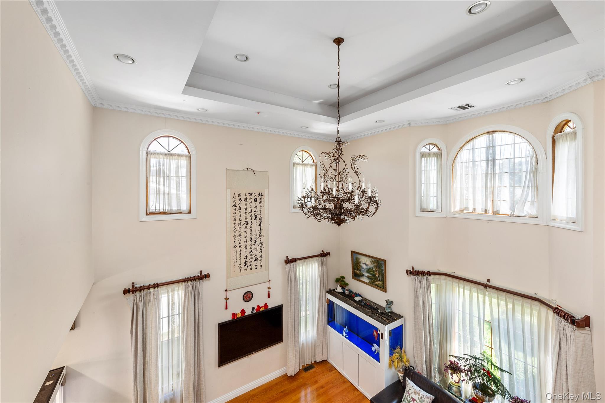 11 Manor Avenue, Roslyn Heights, NY 11577