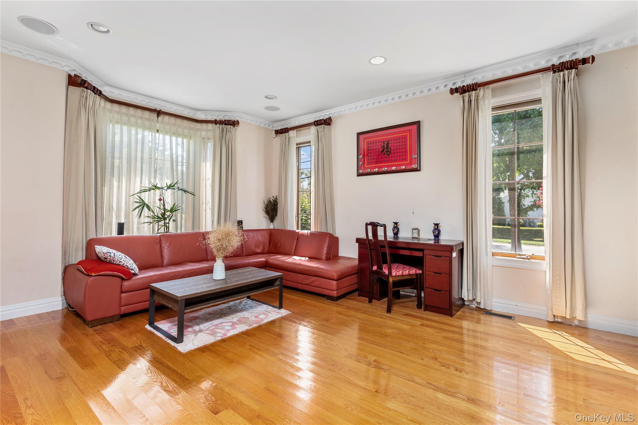 11 Manor Avenue, Roslyn Heights, NY 11577