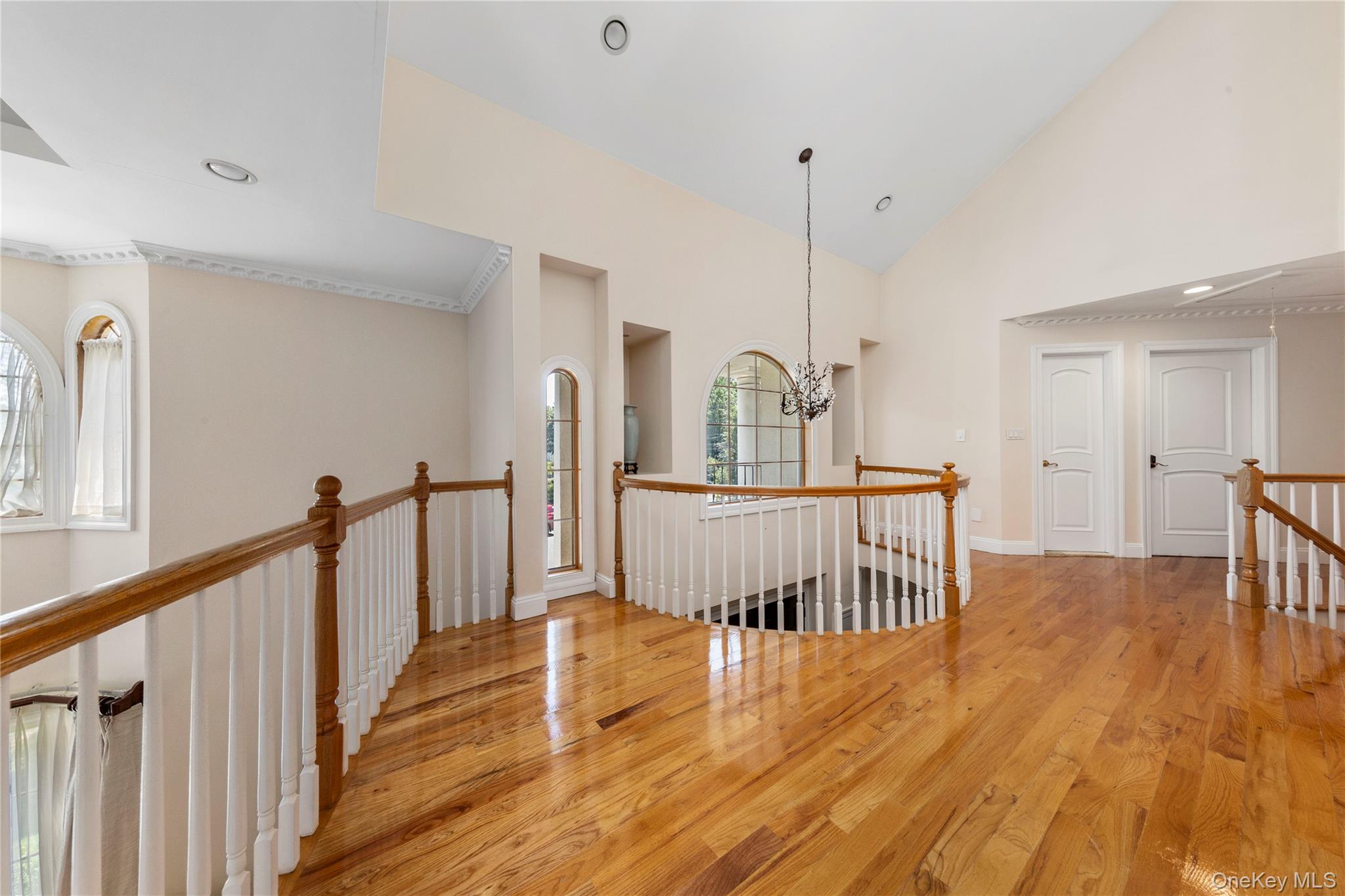 11 Manor Avenue, Roslyn Heights, NY 11577