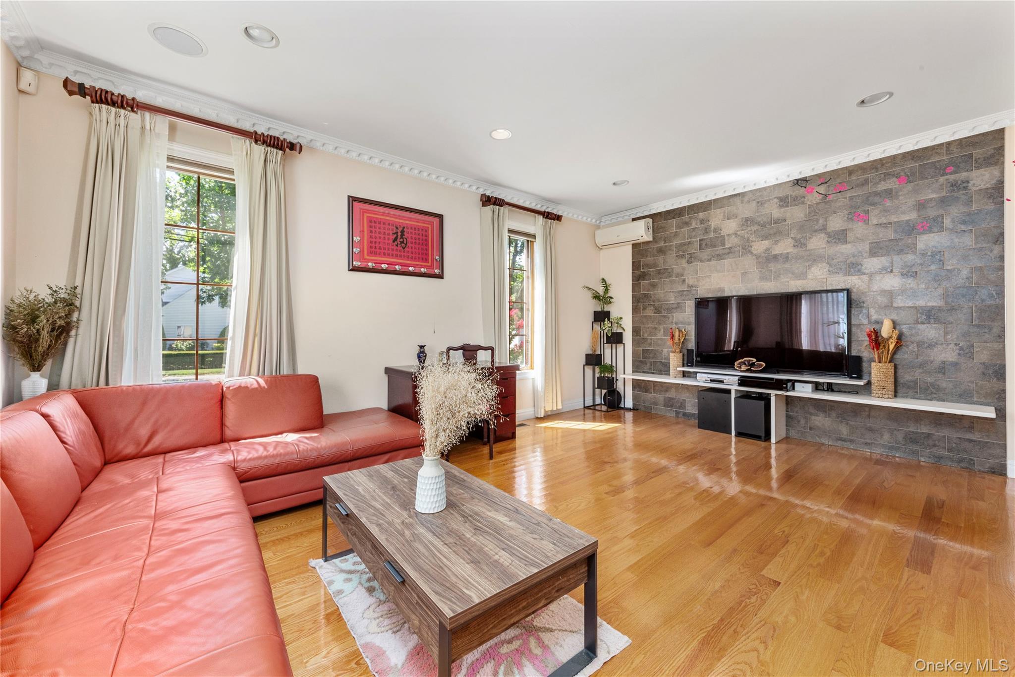 11 Manor Avenue, Roslyn Heights, NY 11577