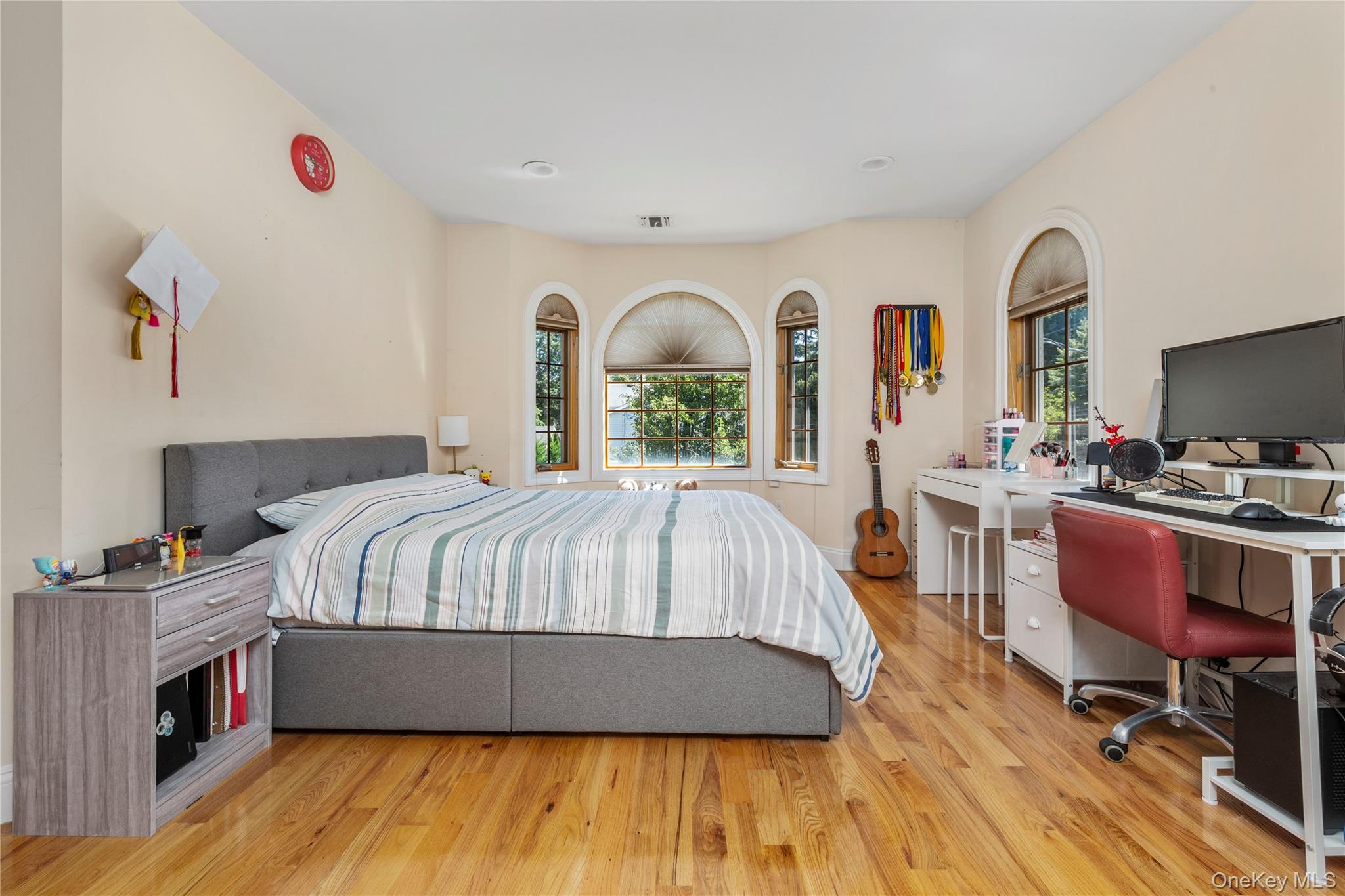 11 Manor Avenue, Roslyn Heights, NY 11577