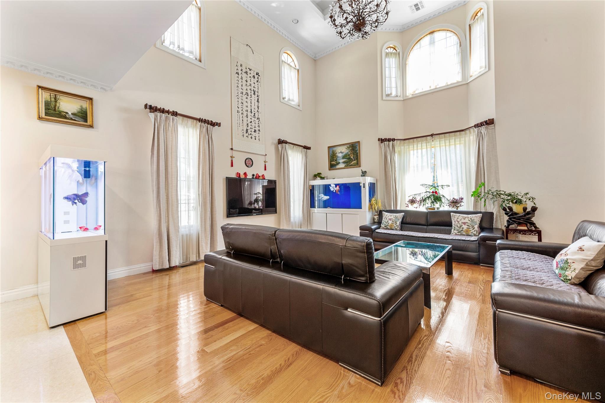 11 Manor Avenue, Roslyn Heights, NY 11577