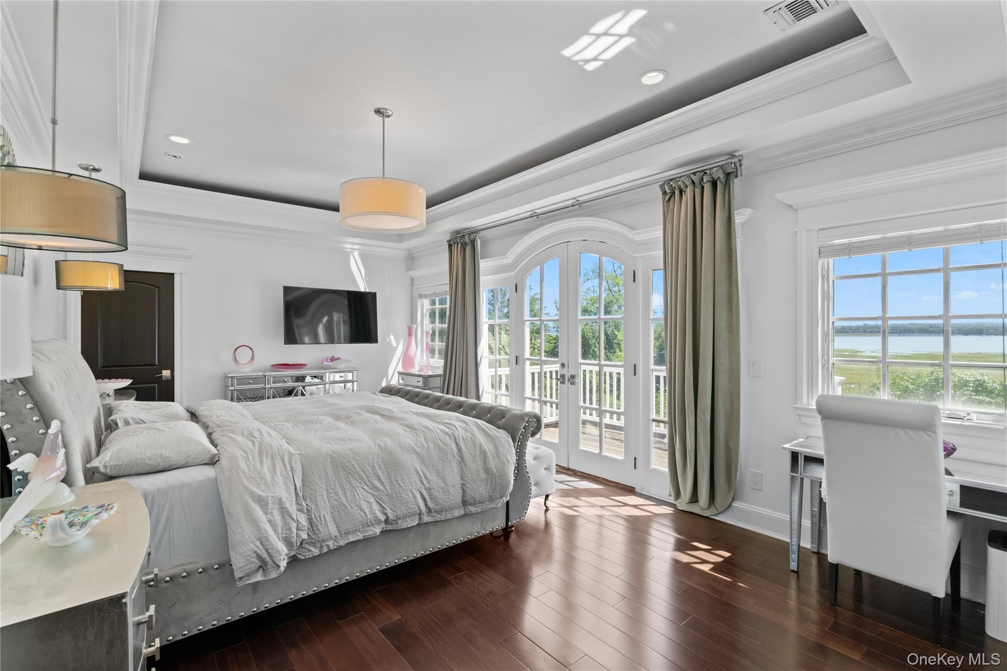 89 Lloyd Harbor Road, Lloyd Harbor, NY 11743