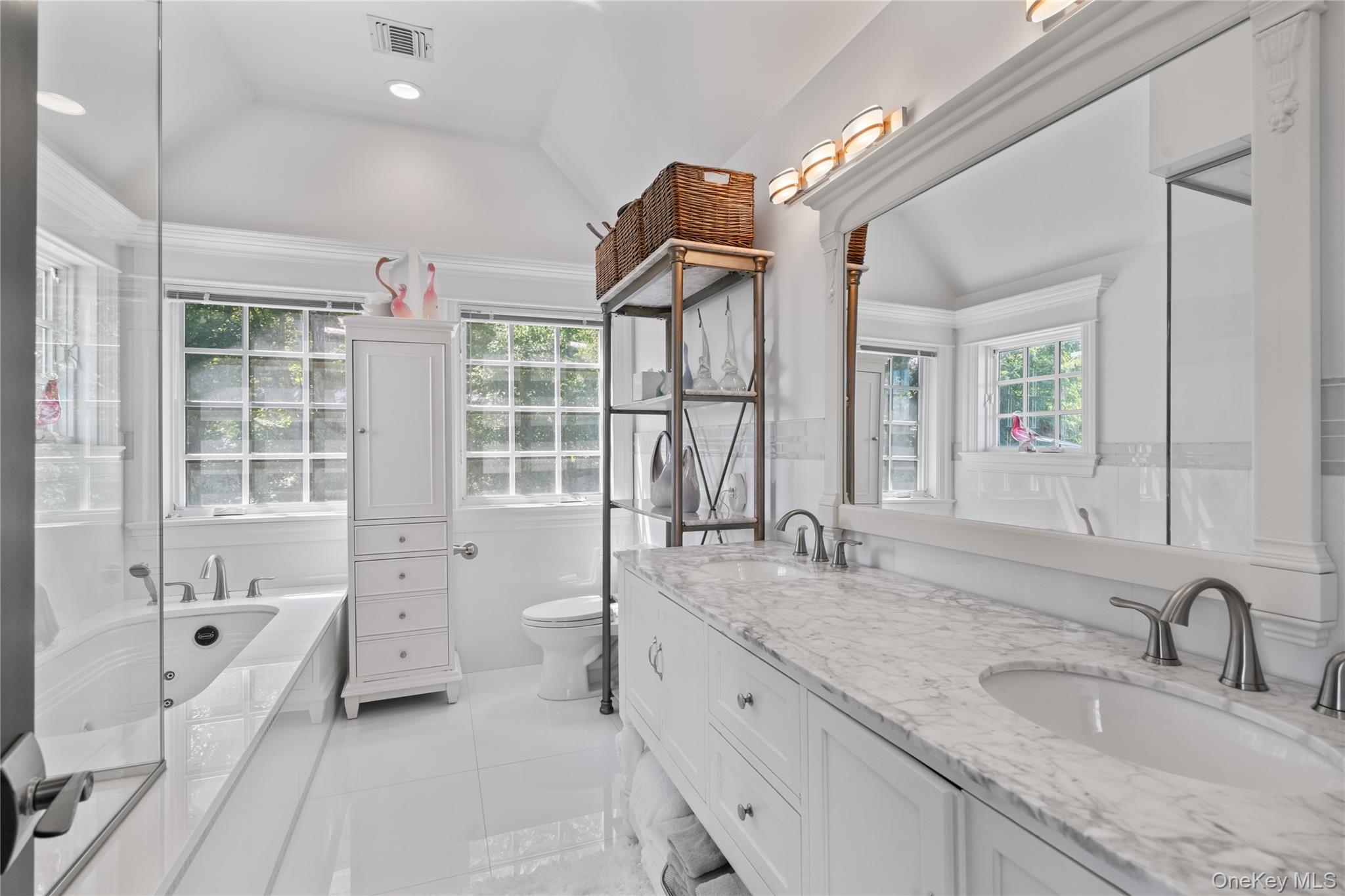 89 Lloyd Harbor Road, Lloyd Harbor, NY 11743