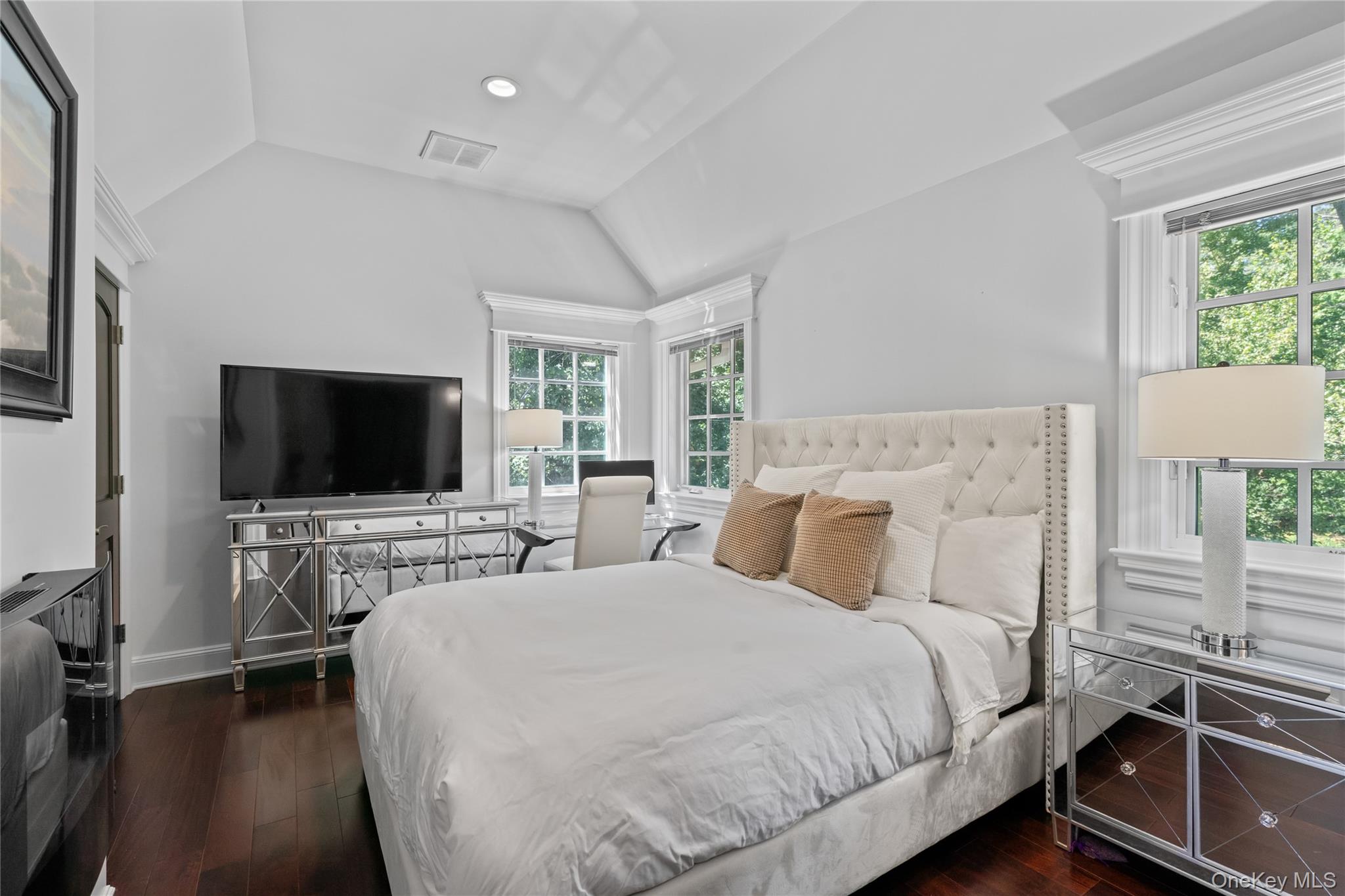 89 Lloyd Harbor Road, Lloyd Harbor, NY 11743