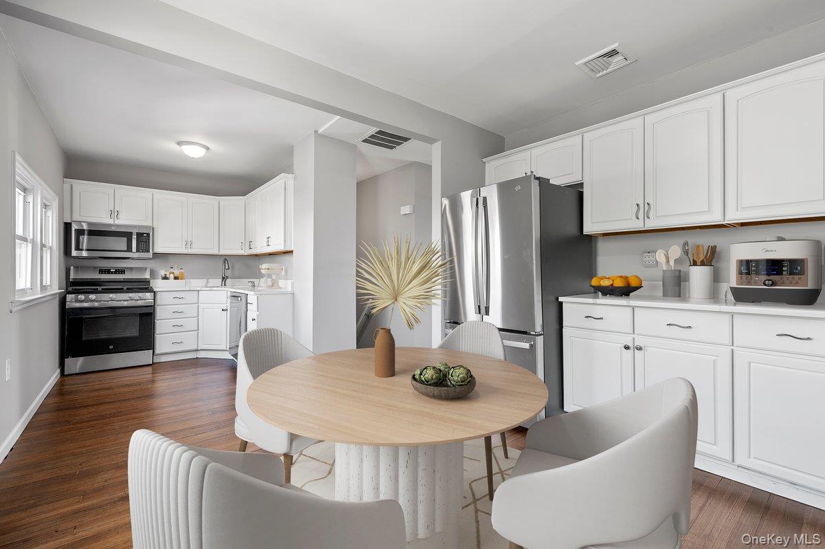 10 Dart Street, East Rockaway, NY 11518