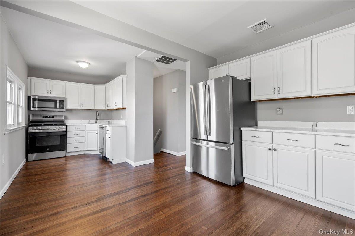 10 Dart Street, East Rockaway, NY 11518