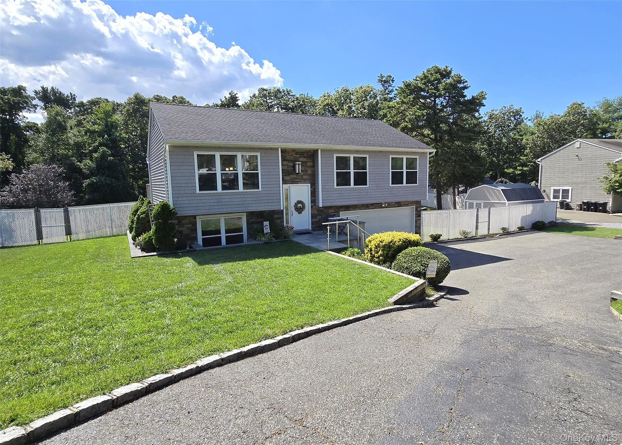 8 Heather Court, Middle Island, NY 11953
