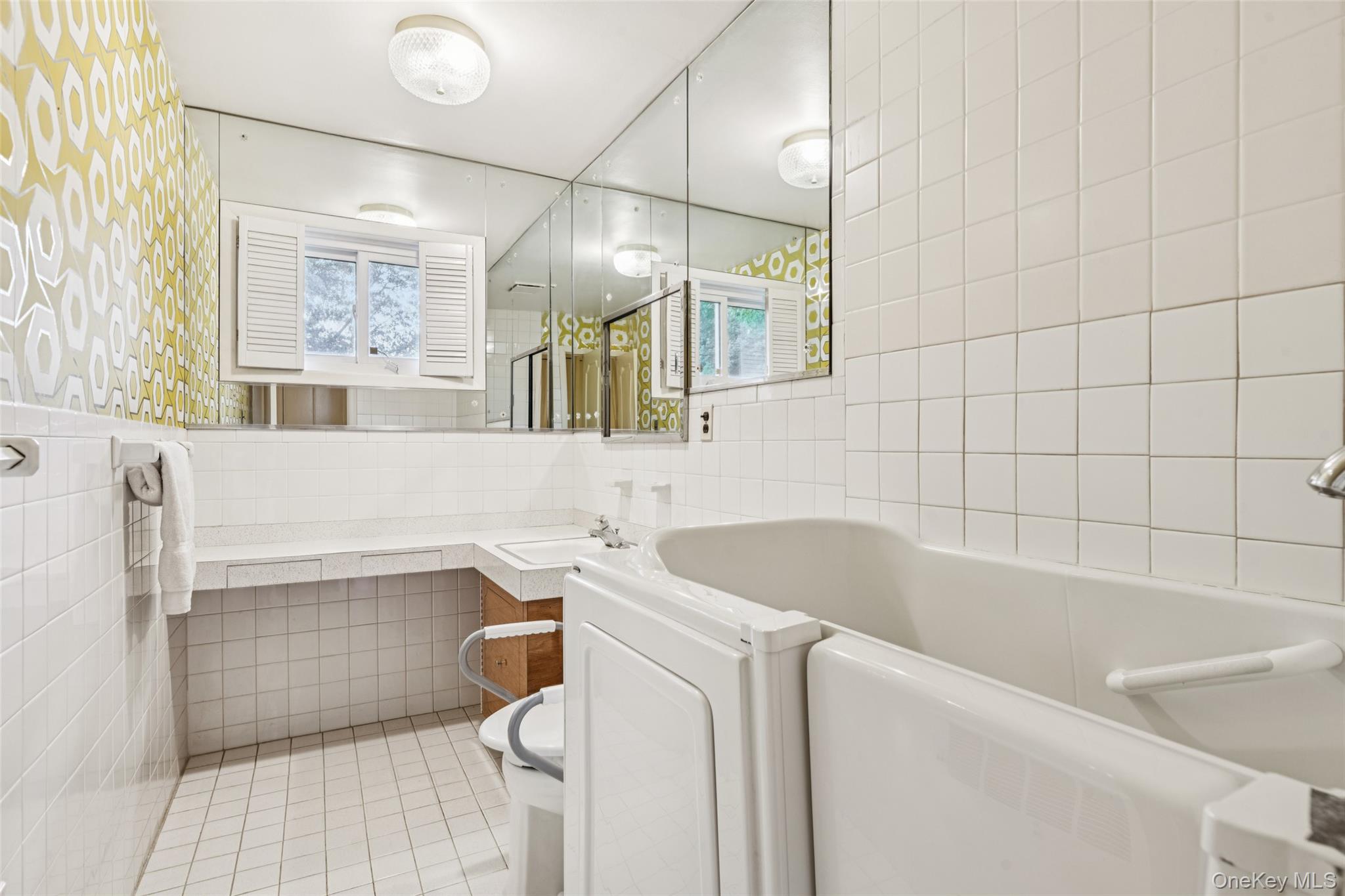 75 Mimosa Drive, Roslyn, NY 11576