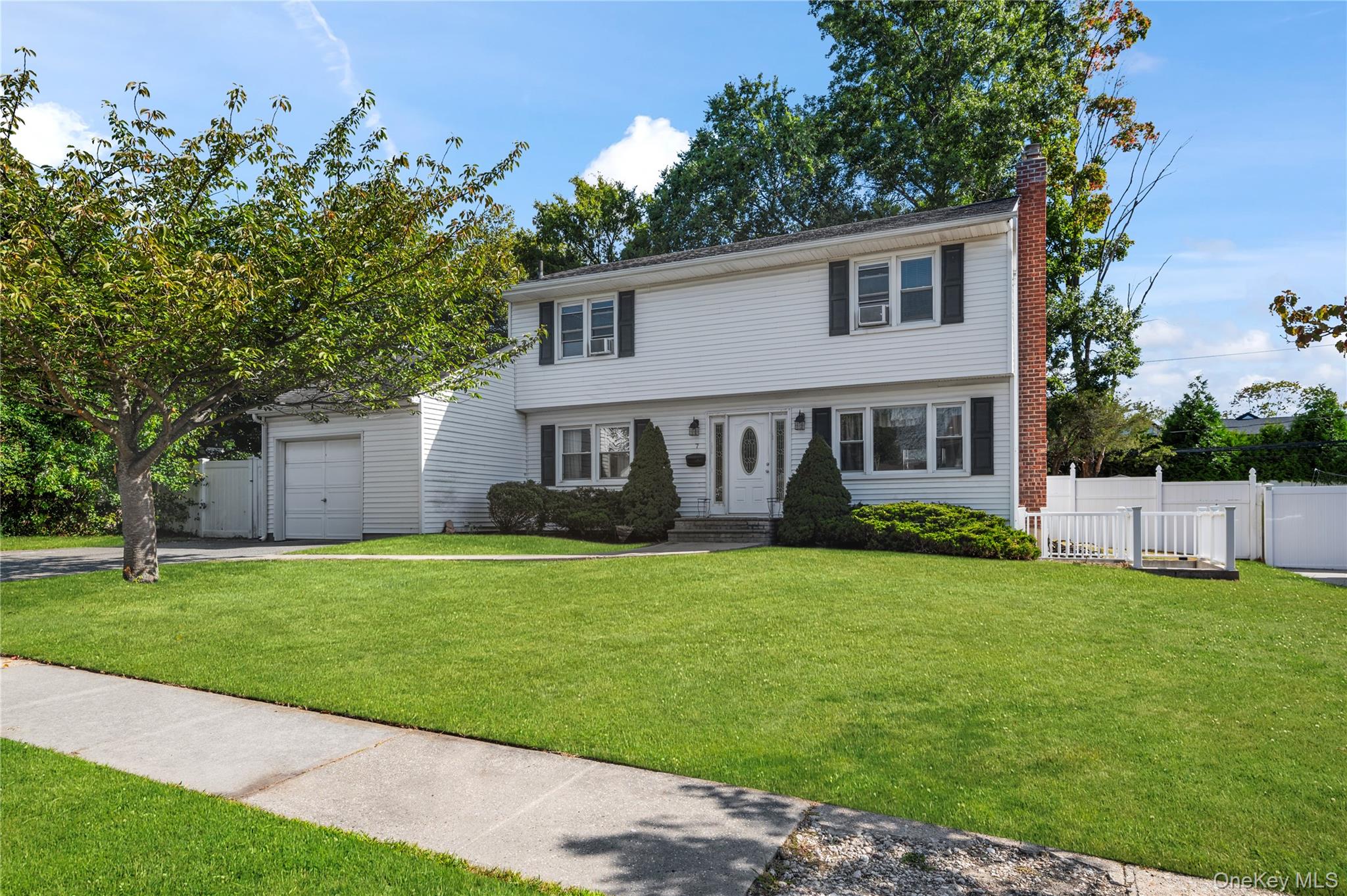 7 Ramsey Road, Plainview, NY 11803