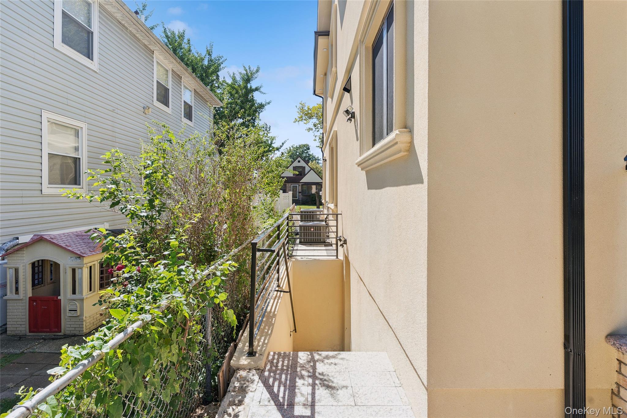 81-25 265th Street, Glen Oaks, NY 11004