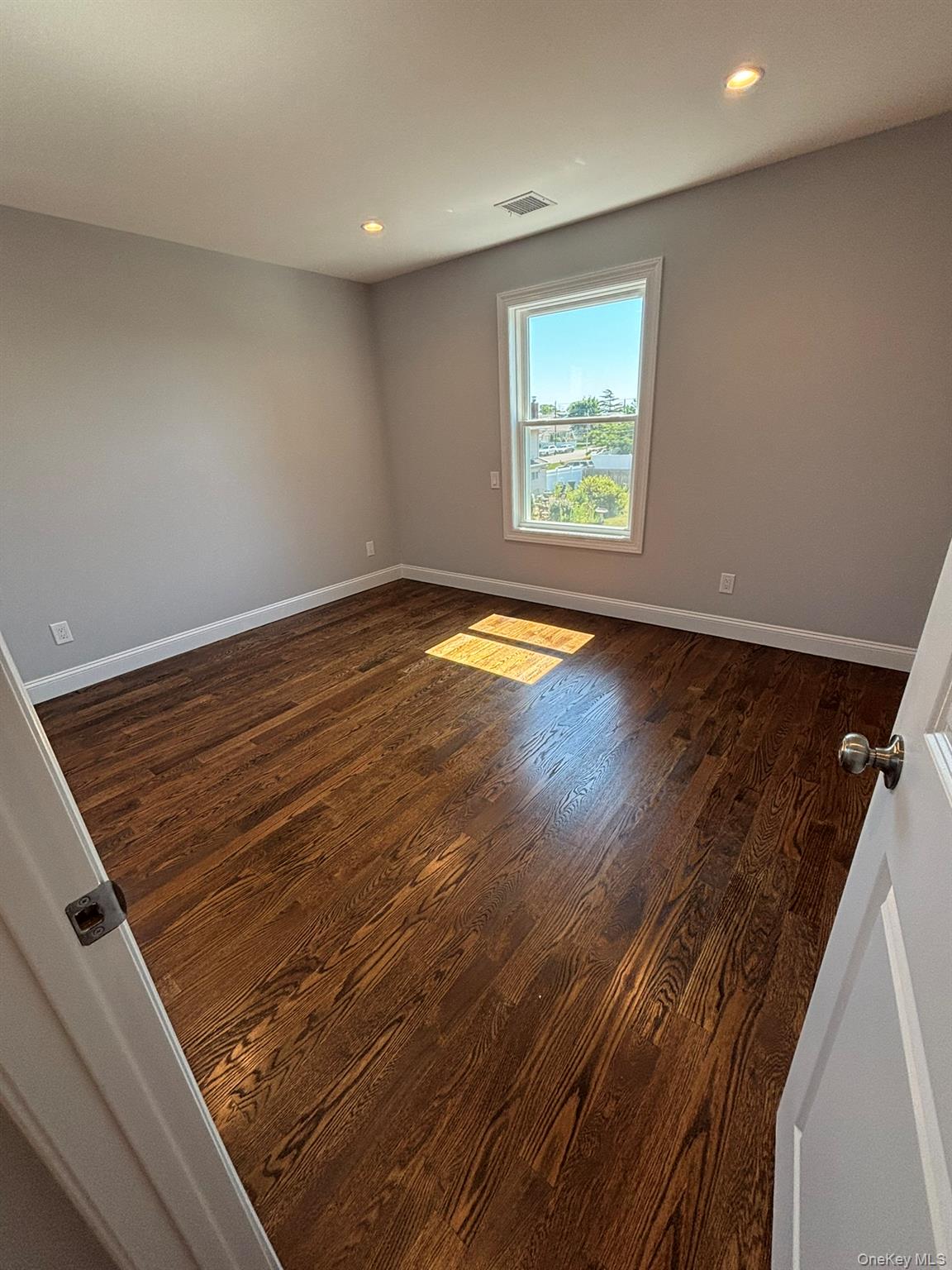 3 Garfield Place, Lindenhurst, NY 11757