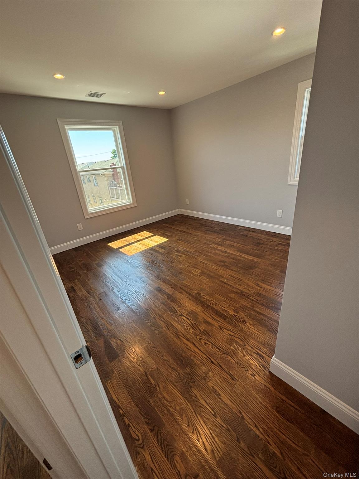 3 Garfield Place, Lindenhurst, NY 11757