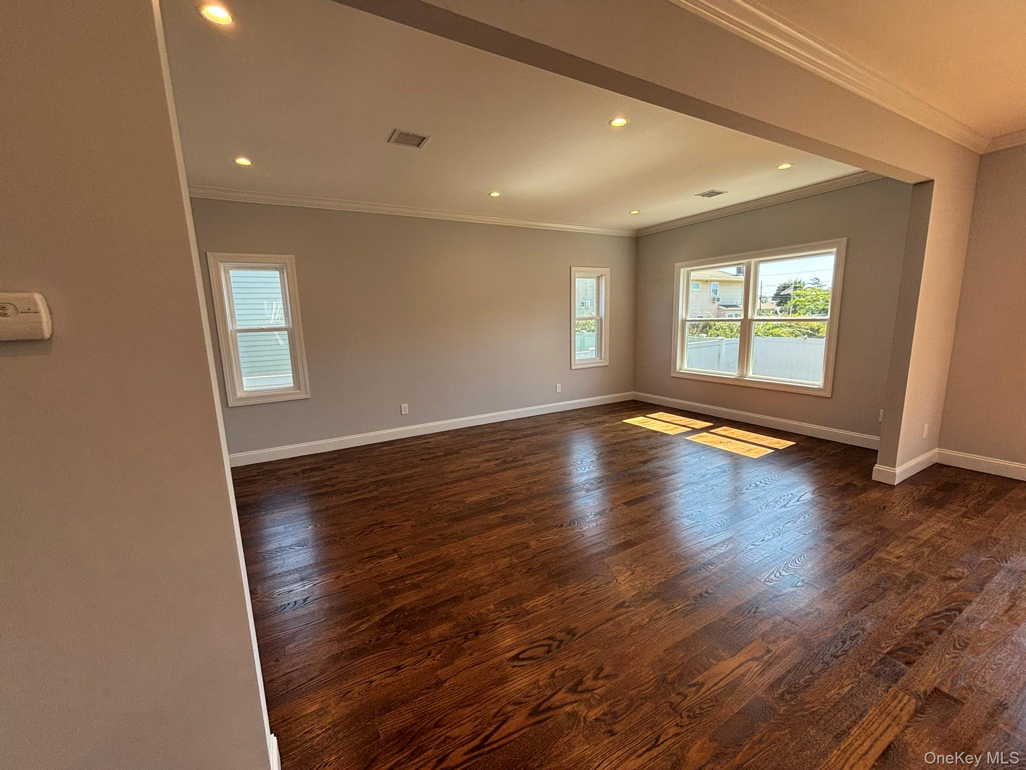 3 Garfield Place, Lindenhurst, NY 11757