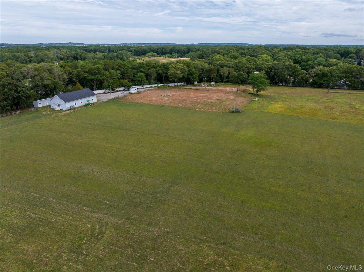 1535 Middle Road, Calverton, NY 11933