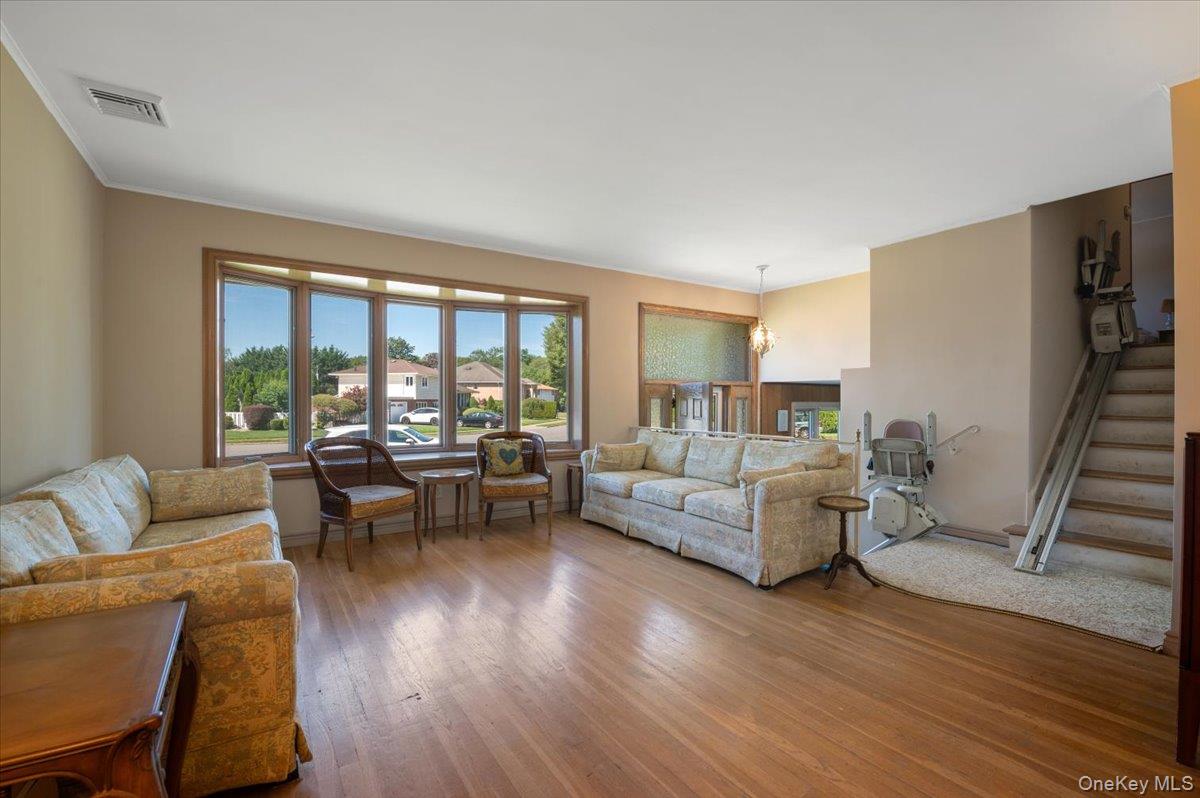 331 Woodbridge Lane, Jericho, NY 11753