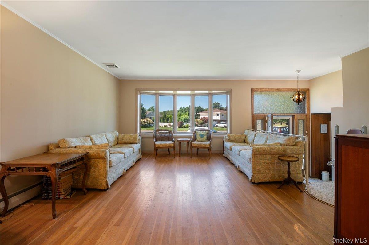 331 Woodbridge Lane, Jericho, NY 11753