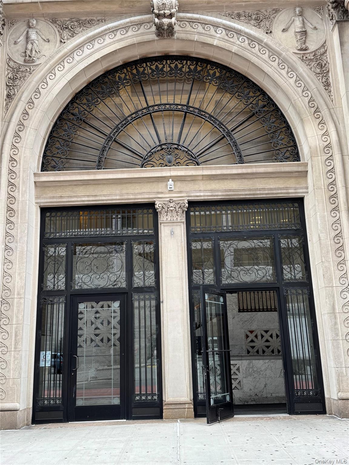 303 2 Avenue # 9, New York (Manhattan), NY 10003