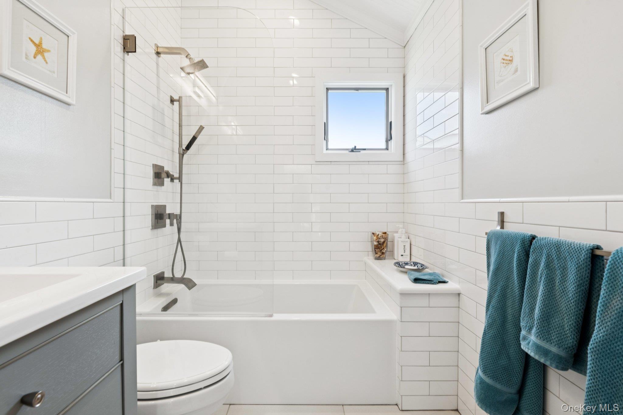 19 Oak Point Drive N, Bayville, NY 11709