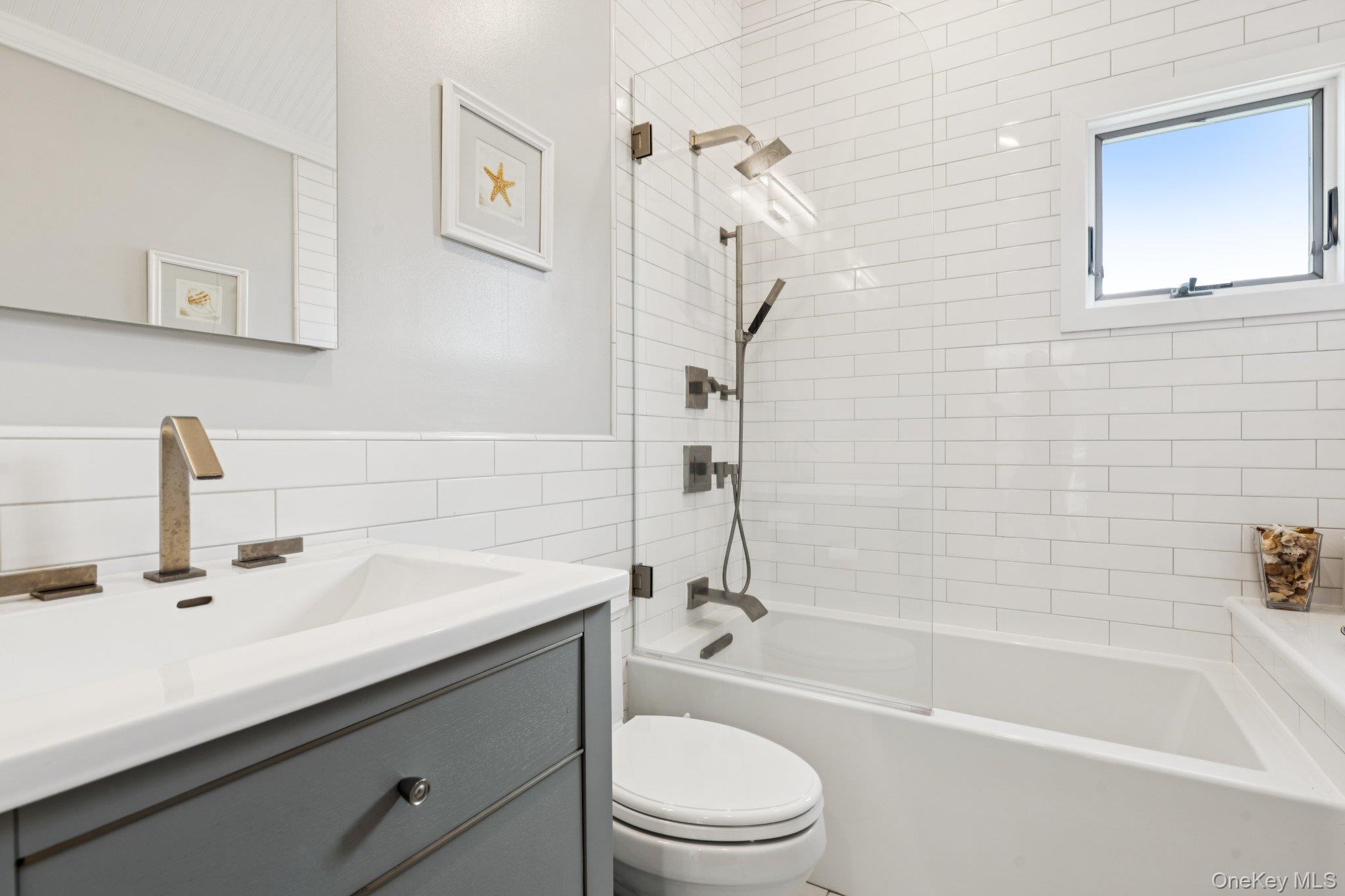 19 Oak Point Drive N, Bayville, NY 11709